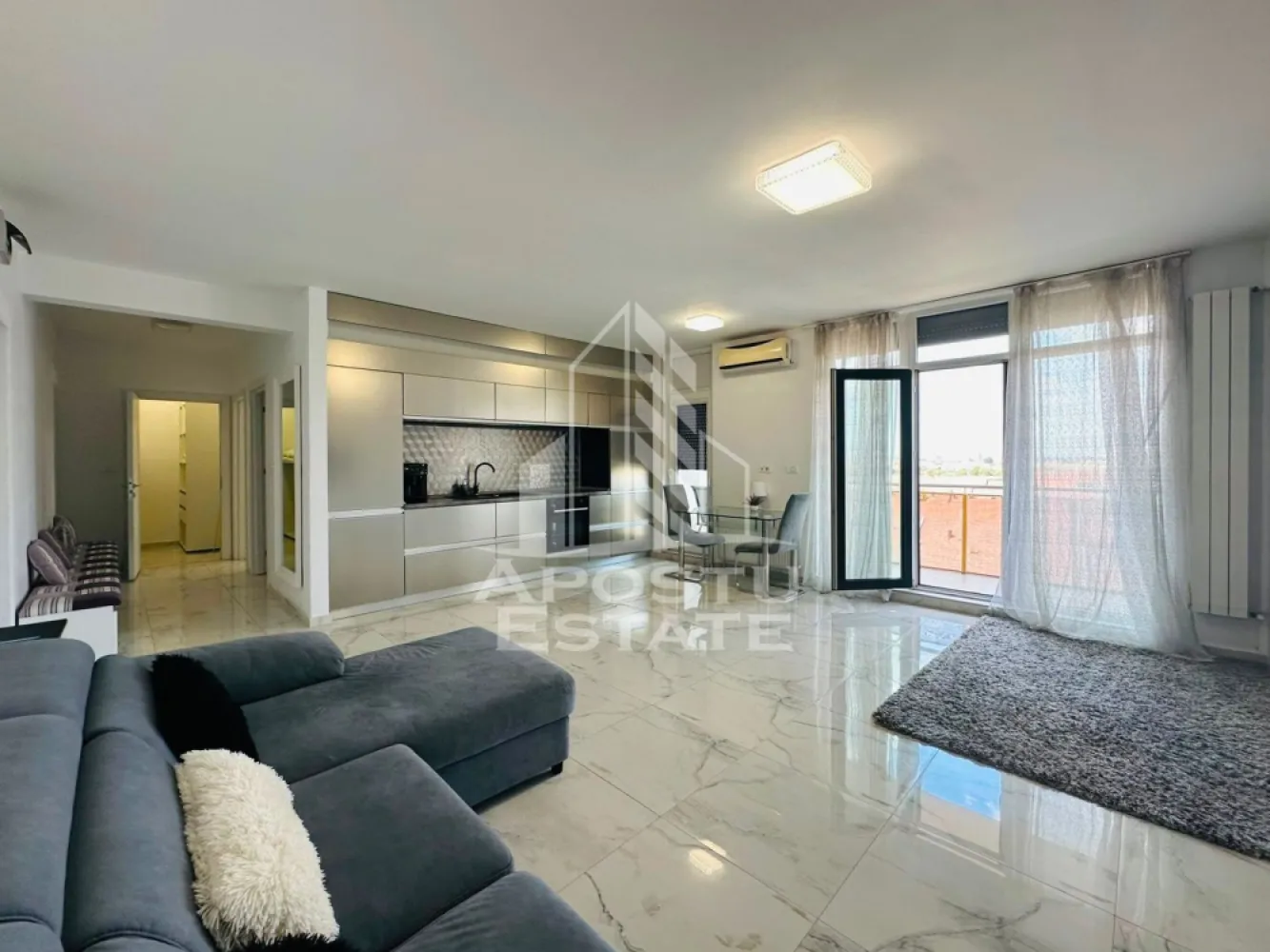 Apartament 2 camere zona Polivalenta - APOSTU ESTATE va propune spre inchiriere Apartament modern cu 2 camere de inchiriat in zona Polivalenta, situat la etajul 7 din 10, intr-un imobil bine intretinut si cu acces facil catre principalele puncte de interes ale orasului.

Locuinta este complet mobilata si utilata, oferind tot confortul necesar pentru un stil de viata modern. Apartamentul dispune de centrala termica proprie, aer conditionat, aragaz, hota, frigider, masina de spalat rufe, TV, cablu TV si internet.

Compartimentarea este practica si functionala, fiind ideal pentru un cuplu sau o familie care isi doreste un camin confortabil intr-o zona apreciata si bine conectata.

Conditii de inchiriere:

* Perioada minima de inchiriere: 1 an
* Se accepta fumatori
* Nu se accepta animale de companie

Pentru mai multe detalii sau pentru programarea unei vizionari, echipa Apostu Estate va sta cu profesionalism si promptitudine la dispozitie dumneavoastra.
CP3164151