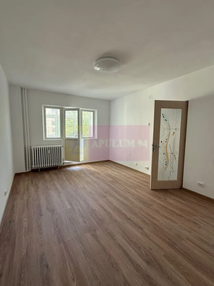 Apartament 2 camere Rahova- Barca- Margeanului. - Compania imobiliara Apulum 94 va propune un apartament de 2 camere situat intr-un bloc reabilitat pe strada Barca, aproape de intersectia cu Margeanului. 
Apartamentul este decomandat, cu o impartire foarte buna si are vedere pe spate. Beneficiaza si de o debara generoasa. 
Interiorul este renovat recent- gresie, faianta, parchet, termopan, usi noi , plase de tantari.
Apartamentul este liber si se poate preda imediat.
Apartamentul se inchiriaza doar cu bucataria mobilata si utilata- aceasta este in curs de mobilare. 
Zona este usor accesibila si este apropiata de mijloacele de transport, de gradinita, scoala, magazine, piata. 
Pentru vizionare si mai multe detalii nu ezitati sa ma contactati pe nr 0733683446- Laura Ionescu.