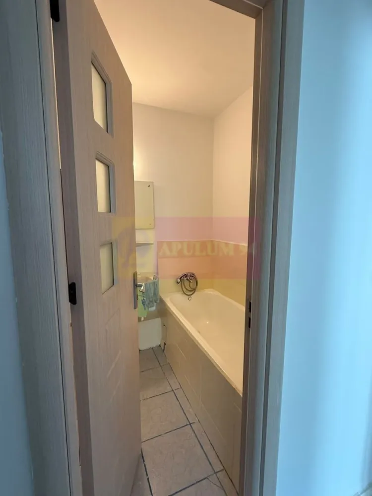 Apartament 2 camere Rahova- Barca- Margeanului. - Compania imobiliara Apulum 94 va propune un apartament de 2 camere situat intr-un bloc reabilitat pe strada Barca, aproape de intersectia cu Margeanului. 
Apartamentul este decomandat, cu o impartire foarte buna si are vedere pe spate. Beneficiaza si de o debara generoasa. 
Interiorul este renovat recent- gresie, faianta, parchet, termopan, usi noi , plase de tantari.
Apartamentul este liber si se poate preda imediat.
Apartamentul se inchiriaza doar cu bucataria mobilata si utilata- aceasta este in curs de mobilare. 
Zona este usor accesibila si este apropiata de mijloacele de transport, de gradinita, scoala, magazine, piata. 
Pentru vizionare si mai multe detalii nu ezitati sa ma contactati pe nr 0733683446- Laura Ionescu.