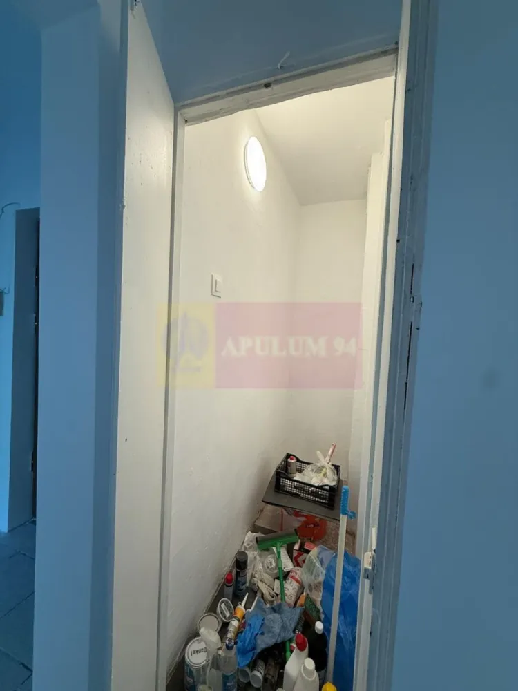 Apartament 2 camere Rahova- Barca- Margeanului. - Compania imobiliara Apulum 94 va propune un apartament de 2 camere situat intr-un bloc reabilitat pe strada Barca, aproape de intersectia cu Margeanului. 
Apartamentul este decomandat, cu o impartire foarte buna si are vedere pe spate. Beneficiaza si de o debara generoasa. 
Interiorul este renovat recent- gresie, faianta, parchet, termopan, usi noi , plase de tantari.
Apartamentul este liber si se poate preda imediat.
Apartamentul se inchiriaza doar cu bucataria mobilata si utilata- aceasta este in curs de mobilare. 
Zona este usor accesibila si este apropiata de mijloacele de transport, de gradinita, scoala, magazine, piata. 
Pentru vizionare si mai multe detalii nu ezitati sa ma contactati pe nr 0733683446- Laura Ionescu.