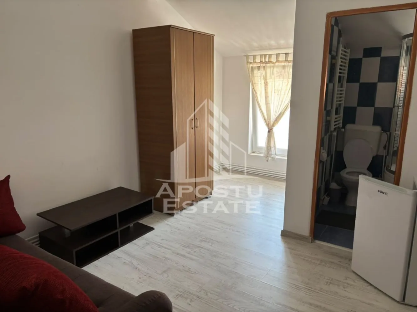 Apartament cu 1 camera , de inchiriat , zona Freidorf , Timisoara - Agentia imobiliara APOSTU ESTATE va propune spre inchiriere un apartament cu o camera, spatios si luminos, situat in zona Freidorf , Timisoara , o zona linistita si bine pozitionata , potrivit pentru cupluri sau studenti, care isi doresc o locuinta unde sa se simta confortabil si cu acces facil catre scoli, statii de autobuz, supermarketuri , magazine de zona, parcuri.

Suprafata utila: 25 mp
Compartimentare eficienta:
-Bucatarie complet mobilata si utilata
-Dormitor mobilat si utilat
-Baie prevazuta cu cabina dus

Confort si facilitati:
-Incalzirea apartamentului: centrala 
-Apartamentul este complet mobilat si utilat
-Nu se accepta animale de companie de catre proprietar

Localizare:
-zona Freidorf , Timisoara – acces facil spre magazine , scoli, parcuri si mijloace de transport in comun.

Ideal pentru:
-Familii
-Studenti

Disponibilitate: imediat
Pret chirie lunara: 250 euro
Programeaza o vizionare pentru a-ti putea imagina viitorul aici!
ID intern:CP3164148