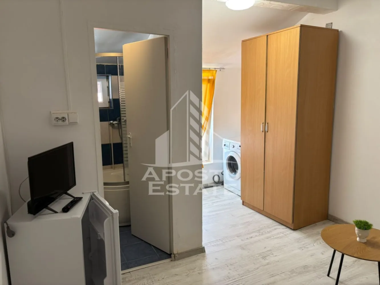 Garsoniera , de inchiriat , zona Freidorf , Timisoara - Agentia imobiliara APOSTU ESTATE va propune spre inchiriere o garsoniera, spatioasa si luminoasa , situata in zona Freidorf , Timisoara , o zona linistita si bine pozitionata , potrivita pentru cupluri sau studenti, care isi doresc o locuinta unde sa se simta confortabil si cu acces facil catre scoli, statii de autobuz, supermarketuri , magazine de zona, parcuri.

Suprafata utila: 20 mp
Compartimentare eficienta:
-Dormitor mobilat si utilat
-Baie prevazuta cu cabina dus

Confort si facilitati:
-Incalzirea apartamentului: centrala 
-Apartamentul este complet mobilat si utilat
-Nu se accepta animale de companie de catre proprietar

Localizare:
-zona Freidorf , Timisoara – acces facil spre magazine , scoli, parcuri si mijloace de transport in comun.

Ideal pentru:
-Familii
-Studenti

Disponibilitate: imediat
Pret chirie lunara: 220 euro
Programeaza o vizionare pentru a-ti putea imagina viitorul aici!
ID intern: CP3164212