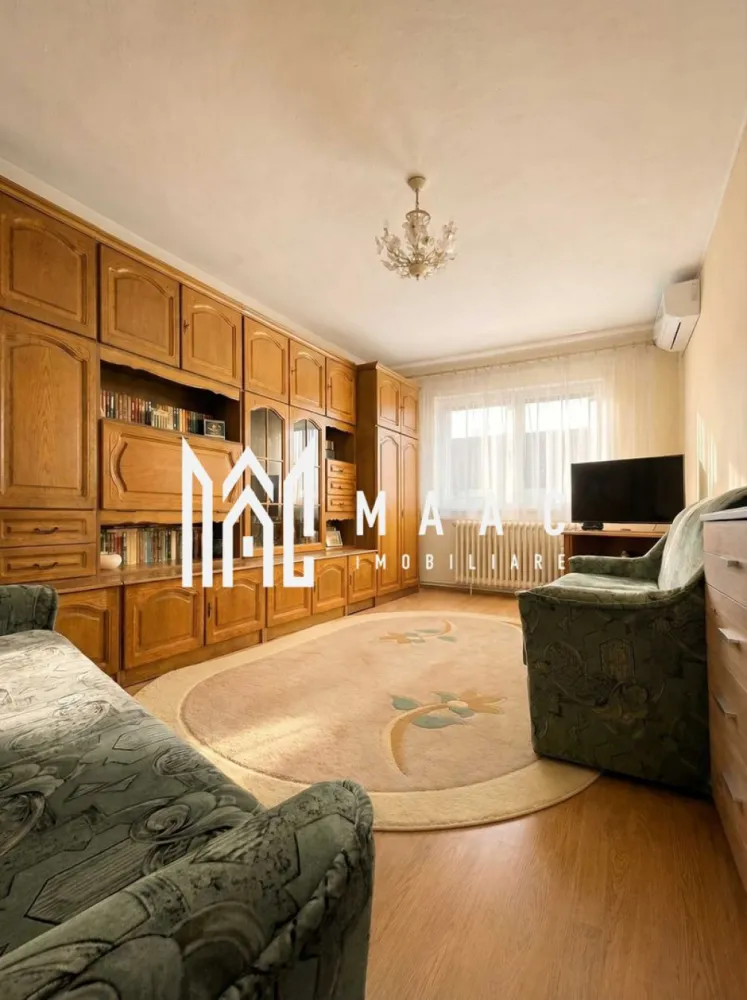 Apartament de vânzare în Sibiu, cu 2 camere decomandate, Terezian - MAAC Imobiliare vă propune spre vânzare un apartament cu 2 camere decomandate, situat în cartierul Terezian, una dintre cele mai bine conectate zone ale Sibiului, într-un bloc recent reabilitat energetic. Proprietatea beneficiază de o poziționare avantajoasă, cu acces rapid către centrul orașului, zona industrială și principalele artere de circulație, fiind potrivită atât pentru locuire, cât și pentru investiție. Detalii proprietate: Suprafață utilă: 47 mp Etaj: 4 din 5 (deasupra se află mansardă locuită) Compartimentare eficientă: hol bucătărie separată baie cu geam living luminos dormitor cămară Pivniță / boxă: aprox. 7 mp Detalii imobil: Bloc izolat recent cu vată bazaltică de 15 cm Reabilitare energetică completă realizată prin programul PNRR – 2025 Oferă un plus de izolație termică și eficiență energetică Dotări și îmbunătățiri: Centrală termică proprie cu calorifere Aparat de aer condiționat în living și dormitor (instalații noi, în garanție, montate de aproximativ un an) Panou de siguranțe nou Apartament bine întreținut, cu renovări recente Pentru mai multe detalii precizati telefonic ca ati vazut anuntul cu ID: CP2867434 }}