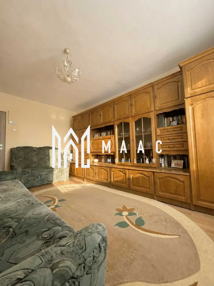Apartament de vânzare în Sibiu, cu 2 camere decomandate, Terezian - MAAC Imobiliare vă propune spre vânzare un apartament cu 2 camere decomandate, situat în cartierul Terezian, una dintre cele mai bine conectate zone ale Sibiului, într-un bloc recent reabilitat energetic. Proprietatea beneficiază de o poziționare avantajoasă, cu acces rapid către centrul orașului, zona industrială și principalele artere de circulație, fiind potrivită atât pentru locuire, cât și pentru investiție. Detalii proprietate: Suprafață utilă: 47 mp Etaj: 4 din 5 (deasupra se află mansardă locuită) Compartimentare eficientă: hol bucătărie separată baie cu geam living luminos dormitor cămară Pivniță / boxă: aprox. 7 mp Detalii imobil: Bloc izolat recent cu vată bazaltică de 15 cm Reabilitare energetică completă realizată prin programul PNRR – 2025 Oferă un plus de izolație termică și eficiență energetică Dotări și îmbunătățiri: Centrală termică proprie cu calorifere Aparat de aer condiționat în living și dormitor (instalații noi, în garanție, montate de aproximativ un an) Panou de siguranțe nou Apartament bine întreținut, cu renovări recente Pentru mai multe detalii precizati telefonic ca ati vazut anuntul cu ID: CP2867434 }}