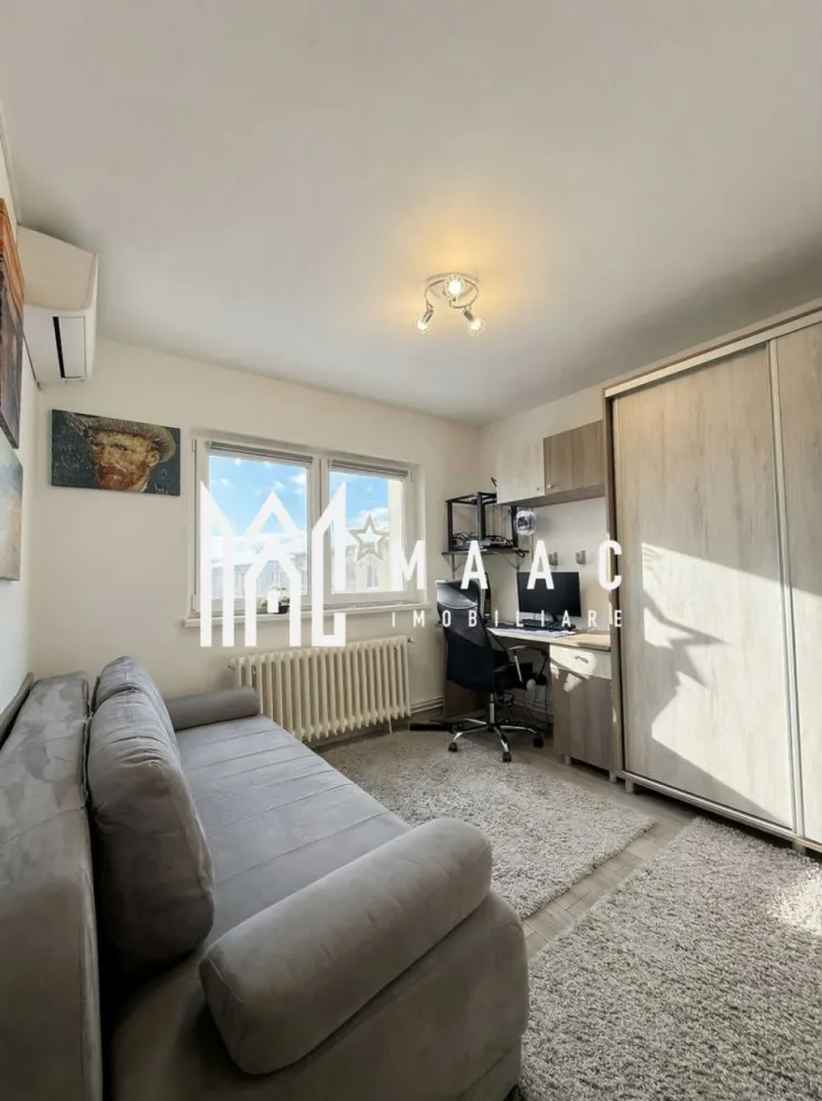 Apartament de vânzare în Sibiu, cu 2 camere decomandate, Terezian - MAAC Imobiliare vă propune spre vânzare un apartament cu 2 camere decomandate, situat în cartierul Terezian, una dintre cele mai bine conectate zone ale Sibiului, într-un bloc recent reabilitat energetic. Proprietatea beneficiază de o poziționare avantajoasă, cu acces rapid către centrul orașului, zona industrială și principalele artere de circulație, fiind potrivită atât pentru locuire, cât și pentru investiție. Detalii proprietate: Suprafață utilă: 47 mp Etaj: 4 din 5 (deasupra se află mansardă locuită) Compartimentare eficientă: hol bucătărie separată baie cu geam living luminos dormitor cămară Pivniță / boxă: aprox. 7 mp Detalii imobil: Bloc izolat recent cu vată bazaltică de 15 cm Reabilitare energetică completă realizată prin programul PNRR – 2025 Oferă un plus de izolație termică și eficiență energetică Dotări și îmbunătățiri: Centrală termică proprie cu calorifere Aparat de aer condiționat în living și dormitor (instalații noi, în garanție, montate de aproximativ un an) Panou de siguranțe nou Apartament bine întreținut, cu renovări recente Pentru mai multe detalii precizati telefonic ca ati vazut anuntul cu ID: CP2867434 }}