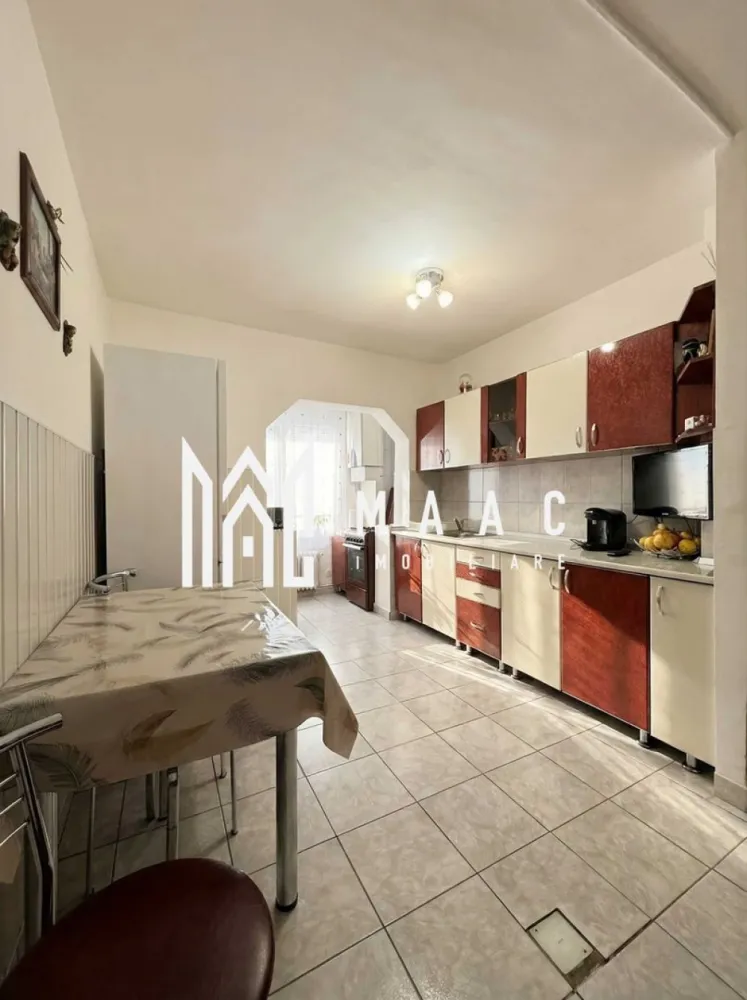 Apartament de vânzare în Sibiu, cu 2 camere decomandate, Terezian - MAAC Imobiliare vă propune spre vânzare un apartament cu 2 camere decomandate, situat în cartierul Terezian, una dintre cele mai bine conectate zone ale Sibiului, într-un bloc recent reabilitat energetic. Proprietatea beneficiază de o poziționare avantajoasă, cu acces rapid către centrul orașului, zona industrială și principalele artere de circulație, fiind potrivită atât pentru locuire, cât și pentru investiție. Detalii proprietate: Suprafață utilă: 47 mp Etaj: 4 din 5 (deasupra se află mansardă locuită) Compartimentare eficientă: hol bucătărie separată baie cu geam living luminos dormitor cămară Pivniță / boxă: aprox. 7 mp Detalii imobil: Bloc izolat recent cu vată bazaltică de 15 cm Reabilitare energetică completă realizată prin programul PNRR – 2025 Oferă un plus de izolație termică și eficiență energetică Dotări și îmbunătățiri: Centrală termică proprie cu calorifere Aparat de aer condiționat în living și dormitor (instalații noi, în garanție, montate de aproximativ un an) Panou de siguranțe nou Apartament bine întreținut, cu renovări recente Pentru mai multe detalii precizati telefonic ca ati vazut anuntul cu ID: CP2867434 }}