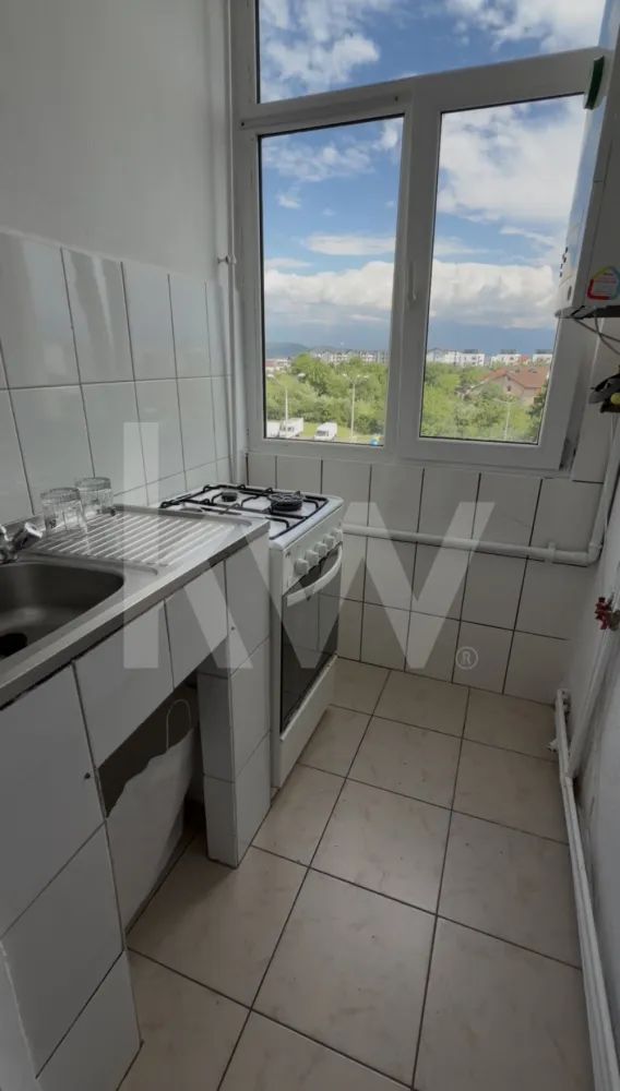 Garsoniera PET FRIENDLY - Garsoniera de închiriat - confort 1, curata,  decomandata, etaj intermediar 3/4, priveliste deosebita, panoramica,  zona linistita, Str Oncesti Sibiu, aproape de toate punctele de interes. 
Este dotata cu centrala termica noua, mobilata si utilata complet. Un singur perete exterior, cheltuieli de intretinere foarte reduse. 
Proprietatea este pet friendly, pentru chiriasi resonsabili. 
Disponibila imediat. 

