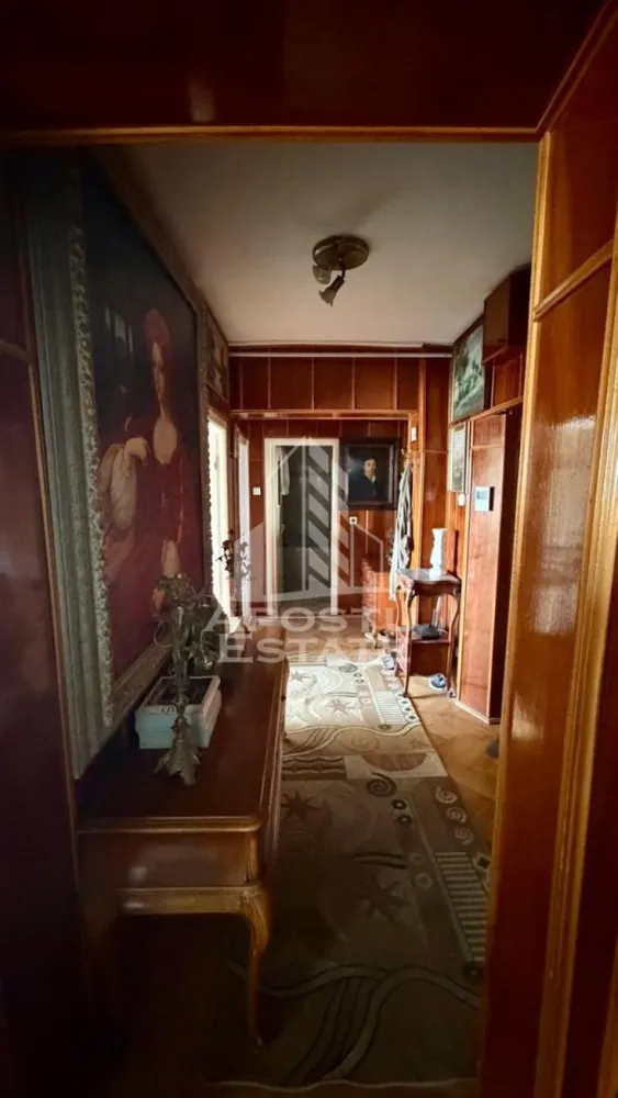 Apartament cu 2 camere de inchiriat, Circumvalatiunii,Timisoara - Agentia imobiliara APOSTU ESTATE va propune spre inchiriere un apartament cu 3 camere, spatios si luminos, situat in zona Circumvalatiunii, o zona linistita si bine pozitionata din Timisoara, potrivit pentru cupluri,familii, sau studenti care isi doresc o locuinta unde sa se simta confortabil si cu acces facil catre scoli, statii de autobuz, supermarketuri , magazine de zona, parcuri.

Suprafata utila: 75 mp
Compartimentare eficienta:
-Hol de acces generos
-Bucatarie complet mobilata si utilata, cu loc de luat masa
-Living luminos si spatios
-Dormitor mobilat si utilat
-Baie prevazuta cu cada

Confort si facilitati:
-Incalzirea apartamentului: colterm
-Apartamentul este complet mobilat si utilat
-Se accepta animale de companie de catre proprietar

Localizare:
-Timis,Timisoara, zona Circumvalatiunii– acces facil spre magazine, supermarketul Kaufland, scoli, parcuri si mijloace de transport in comun.

Ideal pentru:
-Familii
-Cupluri
-Studenti

Disponibilitate: imediata
Pret chirie lunara: 450 euro ( usor negociabil)
Programeaza o vizionare pentru a-ti putea imagina viitorul aici!
ID intern: CP3161615