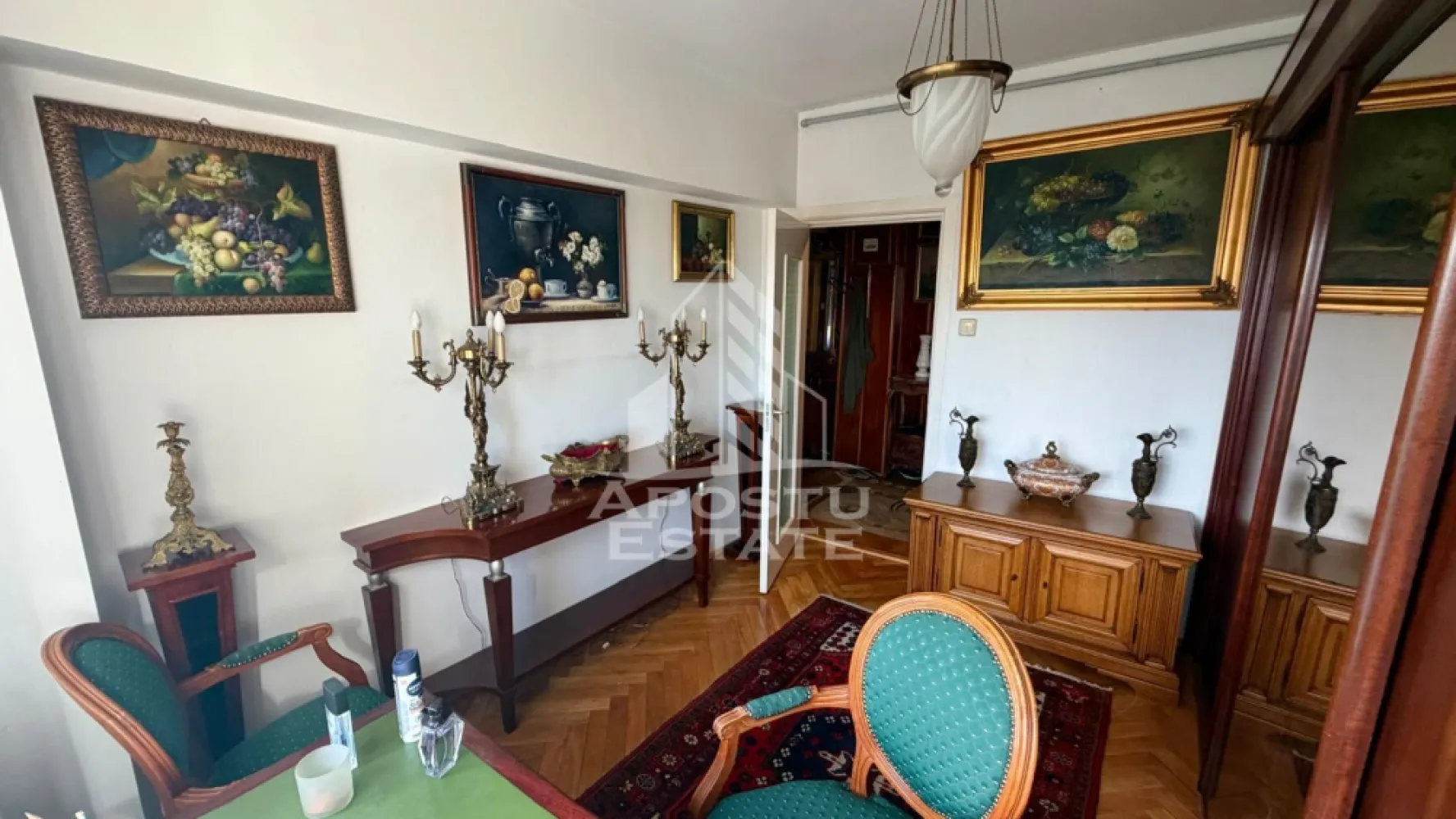 Apartament cu 2 camere de inchiriat, Circumvalatiunii,Timisoara - Agentia imobiliara APOSTU ESTATE va propune spre inchiriere un apartament cu 3 camere, spatios si luminos, situat in zona Circumvalatiunii, o zona linistita si bine pozitionata din Timisoara, potrivit pentru cupluri,familii, sau studenti care isi doresc o locuinta unde sa se simta confortabil si cu acces facil catre scoli, statii de autobuz, supermarketuri , magazine de zona, parcuri.

Suprafata utila: 75 mp
Compartimentare eficienta:
-Hol de acces generos
-Bucatarie complet mobilata si utilata, cu loc de luat masa
-Living luminos si spatios
-Dormitor mobilat si utilat
-Baie prevazuta cu cada

Confort si facilitati:
-Incalzirea apartamentului: colterm
-Apartamentul este complet mobilat si utilat
-Se accepta animale de companie de catre proprietar

Localizare:
-Timis,Timisoara, zona Circumvalatiunii– acces facil spre magazine, supermarketul Kaufland, scoli, parcuri si mijloace de transport in comun.

Ideal pentru:
-Familii
-Cupluri
-Studenti

Disponibilitate: imediata
Pret chirie lunara: 450 euro ( usor negociabil)
Programeaza o vizionare pentru a-ti putea imagina viitorul aici!
ID intern: CP3161615