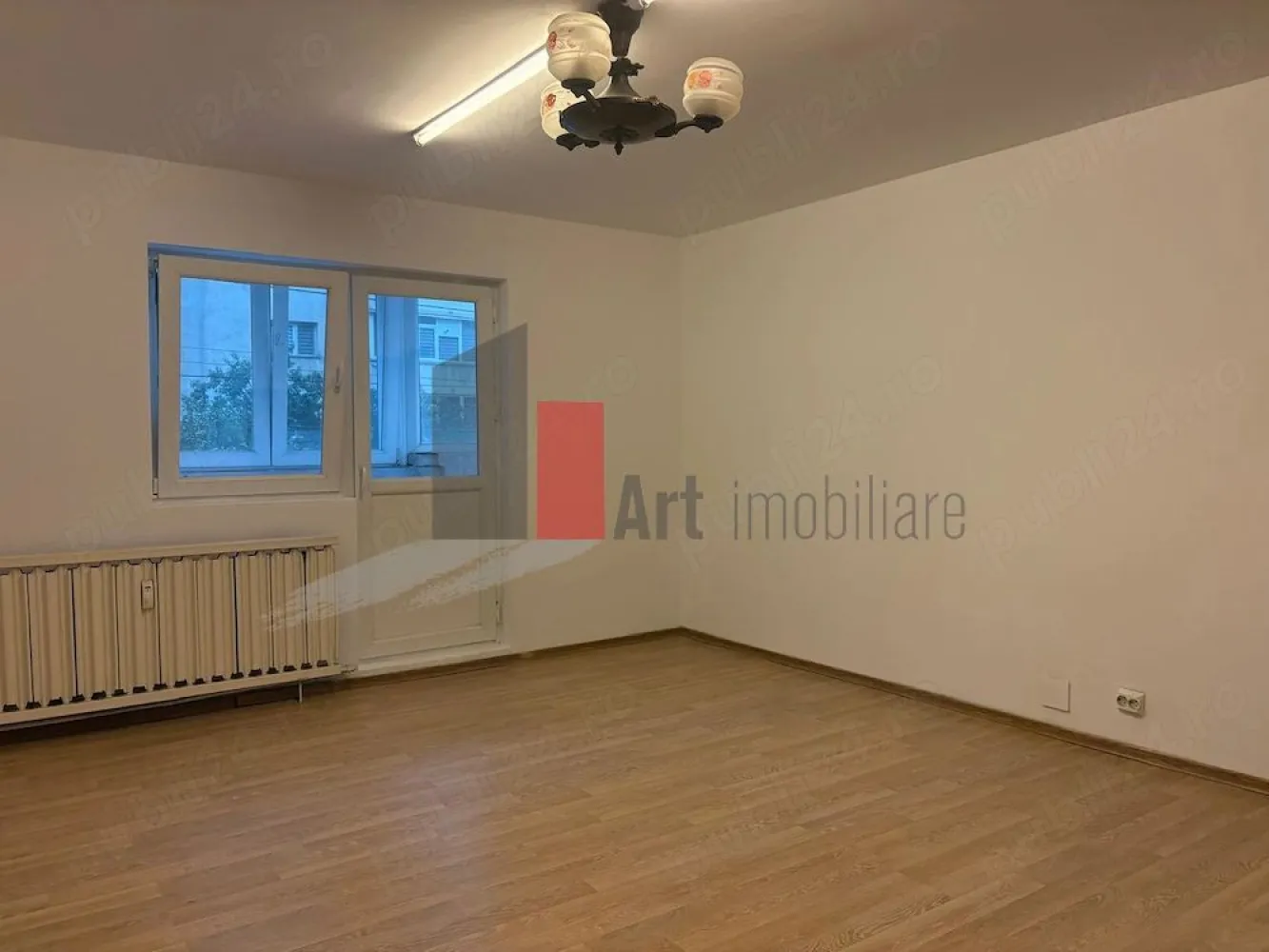 APARTAMENT 2 CAMERE SEBASTIAN - Va prezentam spre vanzare un apartament de 2 camere decomandate situat foarte 
 aproape de parcul Sebastian, la etajul 1 din 8 , in suprafata de 65mp.
 Apartamentul se compune din living ,dormitor , baie , hol , baie , balcon.
 Comfortul termic este asigurat de la reteaua centralizata.
 Pentru mai multe detalii sau vizionare sunati la 0722 371 033.