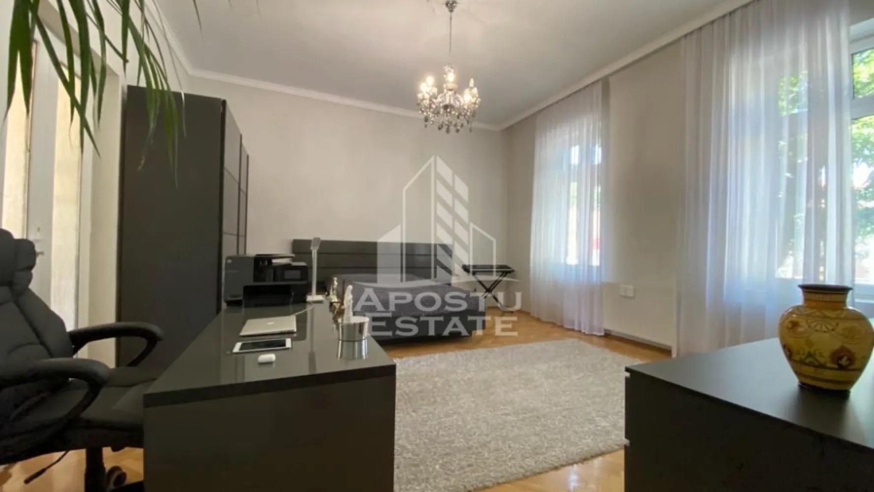 Casa cu 3 camere, centrala proprie, SAD - APOSTU ESTATE va propune spre inchiriere o casa cu 3 camere in zona Semicentrala - Sinaia pretabila atat pentru locuit dar si pentru o afacere fiind incadrata ca si SAD.

Suprafata utila este de 115 mp. + 200 mp curte.

Camerele sunt foarte spatioase si inalte iar compartimentarea se face astfel:

- 2 Dormitoare

- Living

- 2 bai(una de serviciu)

- Bucatarie

Excelenta pentru afterschool, gradinita, salon etc. datorita pozitionarii la strada principala si spatiului generos. 

Pretul solicitat de proprietar este de 1500 euro/luna. 

Confortul termic se realizeaza cu ajutorul centralei pe gaz. Aparatul pentru aer conditionat nu este necesar peretii izoland foarte bine imobilul. 

ID intern: 17017.