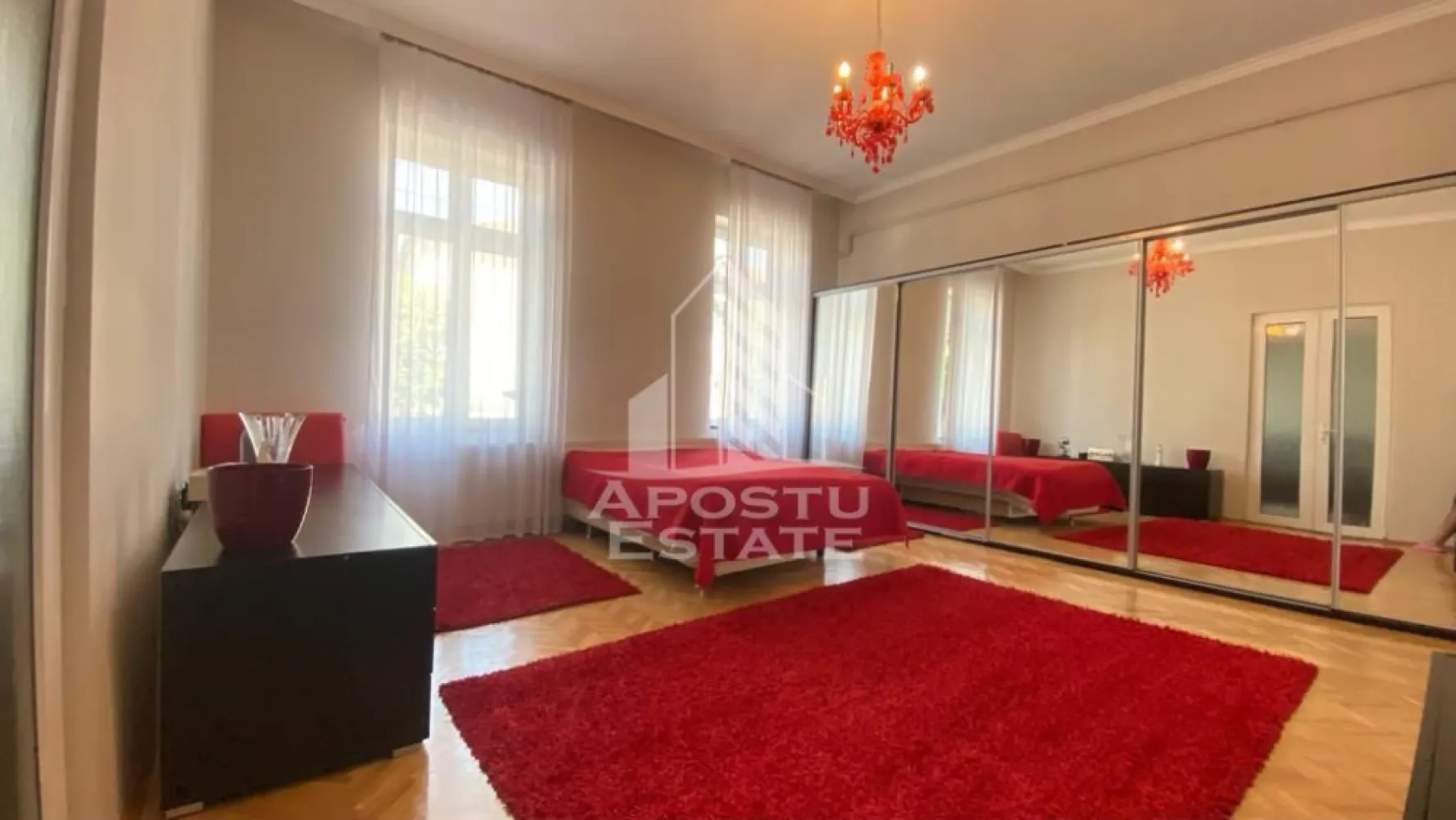 Casa cu 3 camere, centrala proprie, SAD - APOSTU ESTATE va propune spre inchiriere o casa cu 3 camere in zona Semicentrala - Sinaia pretabila atat pentru locuit dar si pentru o afacere fiind incadrata ca si SAD.

Suprafata utila este de 115 mp. + 200 mp curte.

Camerele sunt foarte spatioase si inalte iar compartimentarea se face astfel:

- 2 Dormitoare

- Living

- 2 bai(una de serviciu)

- Bucatarie

Excelenta pentru afterschool, gradinita, salon etc. datorita pozitionarii la strada principala si spatiului generos. 

Pretul solicitat de proprietar este de 1500 euro/luna. 

Confortul termic se realizeaza cu ajutorul centralei pe gaz. Aparatul pentru aer conditionat nu este necesar peretii izoland foarte bine imobilul. 

ID intern: 17017.