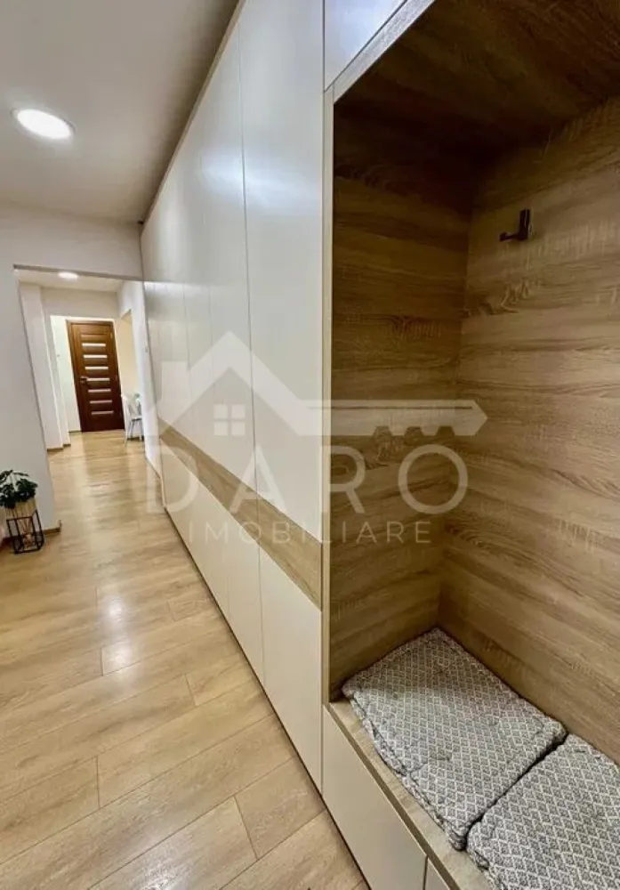 🏡 Apartament 3 camere de vânzare | Tudor – Str. Armoniei - 🏡 Apartament 3 camere de vânzare | Tudor – Str. Armoniei
Oferim spre vânzare un apartament modern, complet mobilat și utilat, situat într-una dintre cele mai căutate zone din cartierul Tudor.
✔ Bloc izolat termic
✔ Instalații electrice, sanitare și de încălzire refăcute
✔ Mobilier realizat la comandă
✔ Disponibil pentru mutare imediată
Compartimentare:
Living spațios
2 dormitoare
Bucătărie complet utilată
2 băi
Hol generos
Cămară
Terasă deschisă
Dotări premium:
✔ Aer condiționat
✔ Mașină de spălat vase
✔ Cuptor, plită, hotă, frigider
✔ Mașină de spălat cu uscător
✔ TV
✔ Internet și cablu TV în fiecare cameră
🚗 Opțional: Garaj – 7.500 € (raritate în zonă)
📍 Zonă liniștită, cu acces rapid către magazine, școli și mijloace de transport.
💎 Ideal pentru familie sau pentru cei care își doresc confort și finisaje de calitate.
📞 Detalii și vizionări:
Coman Maria – DARO Imobiliare & Kiwi Finance
📱 0749 535 729
💳 Ai nevoie de credit? Îți oferim analiză gratuită și soluții de finanțare de la peste 12 bănci.