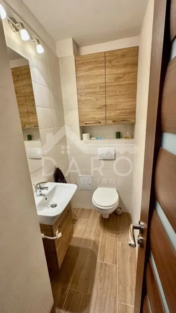 🏡 Apartament 3 camere de vânzare | Tudor – Str. Armoniei - 🏡 Apartament 3 camere de vânzare | Tudor – Str. Armoniei
Oferim spre vânzare un apartament modern, complet mobilat și utilat, situat într-una dintre cele mai căutate zone din cartierul Tudor.
✔ Bloc izolat termic
✔ Instalații electrice, sanitare și de încălzire refăcute
✔ Mobilier realizat la comandă
✔ Disponibil pentru mutare imediată
Compartimentare:
Living spațios
2 dormitoare
Bucătărie complet utilată
2 băi
Hol generos
Cămară
Terasă deschisă
Dotări premium:
✔ Aer condiționat
✔ Mașină de spălat vase
✔ Cuptor, plită, hotă, frigider
✔ Mașină de spălat cu uscător
✔ TV
✔ Internet și cablu TV în fiecare cameră
🚗 Opțional: Garaj – 7.500 € (raritate în zonă)
📍 Zonă liniștită, cu acces rapid către magazine, școli și mijloace de transport.
💎 Ideal pentru familie sau pentru cei care își doresc confort și finisaje de calitate.
📞 Detalii și vizionări:
Coman Maria – DARO Imobiliare & Kiwi Finance
📱 0749 535 729
💳 Ai nevoie de credit? Îți oferim analiză gratuită și soluții de finanțare de la peste 12 bănci.