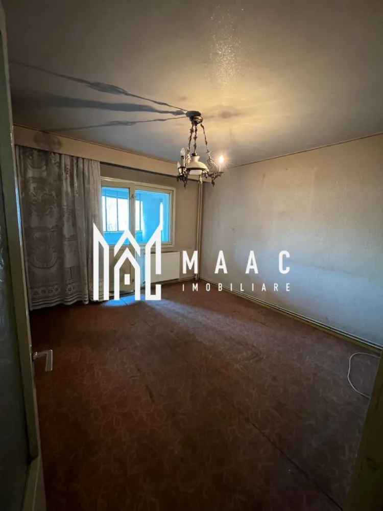Apartament 4 camere I Central- Spitalul Județean I Etaj 1 I Decomandat - MAAC Imobiliare vă propune spre vânzare un apartament cu 4 camere decomandate, situat la etajul 1 din 7, în zona centrală a Sibiului, o locație premium, potrivită atât pentru rezidență, cât și pentru investiție în regim hotelier.

Apartamentul este amplasat vis-a-vis de Spitalul Județean, foarte aproape de Mall, Centrul Istoric, Gară, precum și de școli și licee de prestigiu, beneficiind de acces rapid la toate punctele de interes ale orașului.

Compartimentare:
-hol
-4 camere, toate cu ieșire pe balcon
-bucătărie închisă
-3 balcoane
-2 băi
-debara
-cămară
-pivniță

Finisajele sunt clasice și necesită renovare, oferind posibilitatea amenajării după preferințe. Datorită poziționării centrale și compartimentării generoase, proprietatea este potrivită atât pentru locuință proprie, cât și pentru închiriere în regim hotelier sau pe termen lung.

Avantaje:
-etaj 1 din 7
-bloc dotat cu lift
-zonă centrală
-proximitate față de Spitalul Județean și Promenada Mall
-acces rapid către centre comerciale, instituții de învățământ, culturale și sanitare
-parcare stradală

Pentru mai multe detalii vă rugăm să menționați la telefon numărul CP2279487.