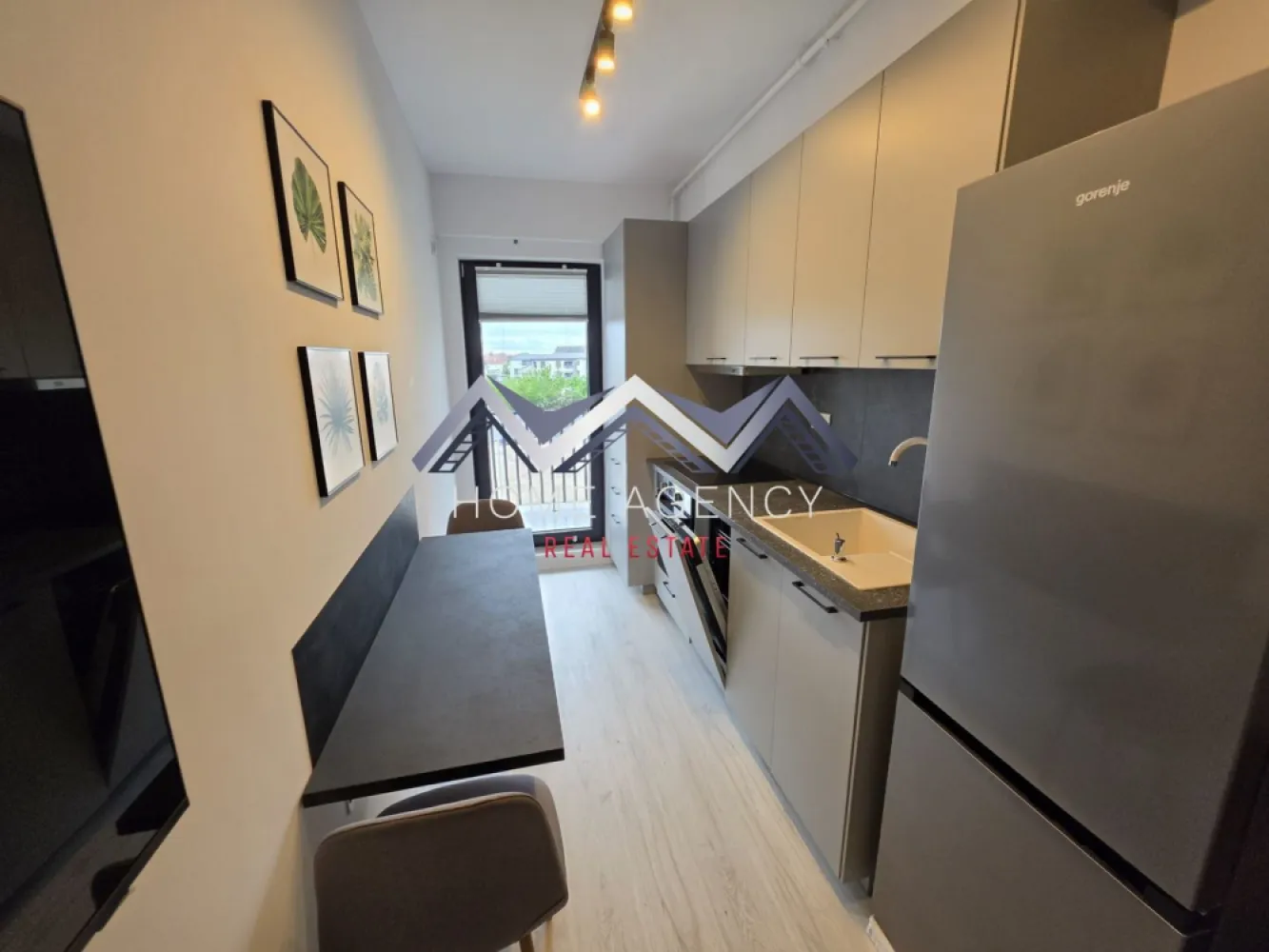 Studio | Otopeni central | prima închiriere - Dacă îți dorești un apartament modern, luminos și aflat la prima închiriere, această proprietate poate fi alegerea ideală pentru tine!

Această garsonieră tip studio este situată într-o zonă liniștită și accesibilă din Otopeni, cu legături rapide către București și principalele puncte de interes din zonă. Poziționată la etajul 2 din 3, locuința oferă un echilibru excelent între confort și funcționalitate.

Zona de zi este organizată sub forma unui open-space cu living și bucătărie, creând un spațiu aerisit și bine luminat natural, cu acces spre balcon. Dormitorul este luminos și confortabil, ideal pentru odihnă, iar baia modernă, dotată cu cabină de duș, completează funcționalitatea locuinței. 

De asemenea, proprietatea beneficiază de loc de parcare dedicat, centrală proprie și încălzire prin pardoseală.

Programează acum o vizionare!