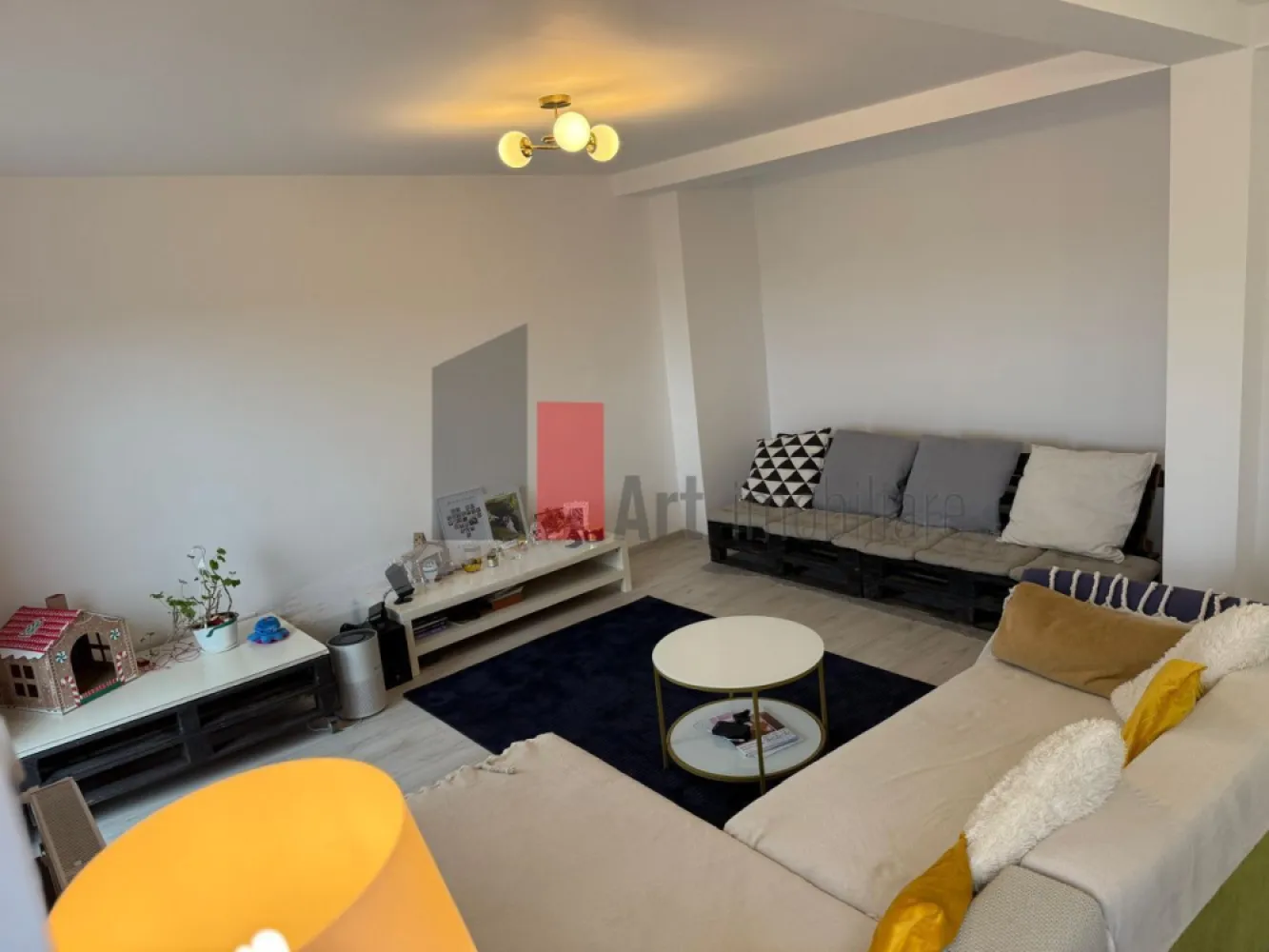 Casa curte Popesti Leordeni - A0 - Se ofera spre vanzare casa tip duplex, ideala pentru o familie care isi doreste confort, intimitate si o locatie bine conectata la oras.

Locuinta are 110 mp utili, dispusi pe parter + etaj, la care se adauga pod circulabil – un spatiu util pentru depozitare sau organizare.

Curtea proprie de 300 mp iti ofera suficient loc pentru relaxare, gradina sau timp petrecut in aer liber 🌿

Compartimentare:

Parter
•⁠ ⁠hol de acces
•⁠ ⁠baie
•⁠ ⁠bucatarie
•⁠ ⁠living luminos, cu acces catre curte

Etaj
•⁠ ⁠hol
•⁠ ⁠3 dormitoare
•⁠ ⁠2 bai

In plus
•⁠ ⁠2 balcoane
•⁠ ⁠pod circulabil
•⁠ ⁠se vinde utilata si semi-mobilata

Utilitati
•⁠ ⁠curent electric
•⁠ ⁠gaze
•⁠ ⁠put propriu (forat la ~80 m)
•⁠ ⁠fosa septica

📍 Zona linistita din Popesti-Leordeni, cu iesire rapida catre A0 si acces facil catre Pallady – centre comerciale, magazine, scoli si alte facilitati.

O locuinta bine gandita, potrivita pentru un stil de viata echilibrat, aproape de oras 👍

📞 Pentru detalii si vizionare, sunati cu incredere!