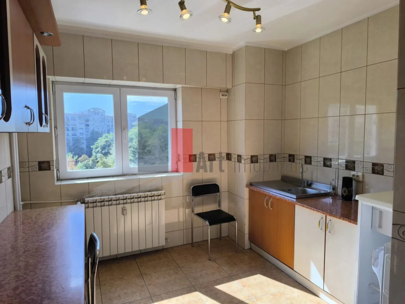 Inchiriere 4 Camere Unirii - Piata Unirii - Va propunem spre inchiriere un apartament cu 4 camere situat in zona Unirii - Piata Unirii, Etaj 4/8, decomandat, ideal birou/firma, suprafata 100 m.p., gresie, faianta, parchet, termopan, 4 aparate de aer conditionat, liber, 20 de metri pana la statia de metrou Unirii