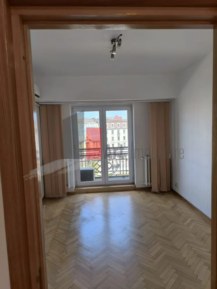 Inchiriere 4 Camere Unirii - Piata Unirii - Va propunem spre inchiriere un apartament cu 4 camere situat in zona Unirii - Piata Unirii, Etaj 4/8, decomandat, ideal birou/firma, suprafata 100 m.p., gresie, faianta, parchet, termopan, 4 aparate de aer conditionat, liber, 20 de metri pana la statia de metrou Unirii