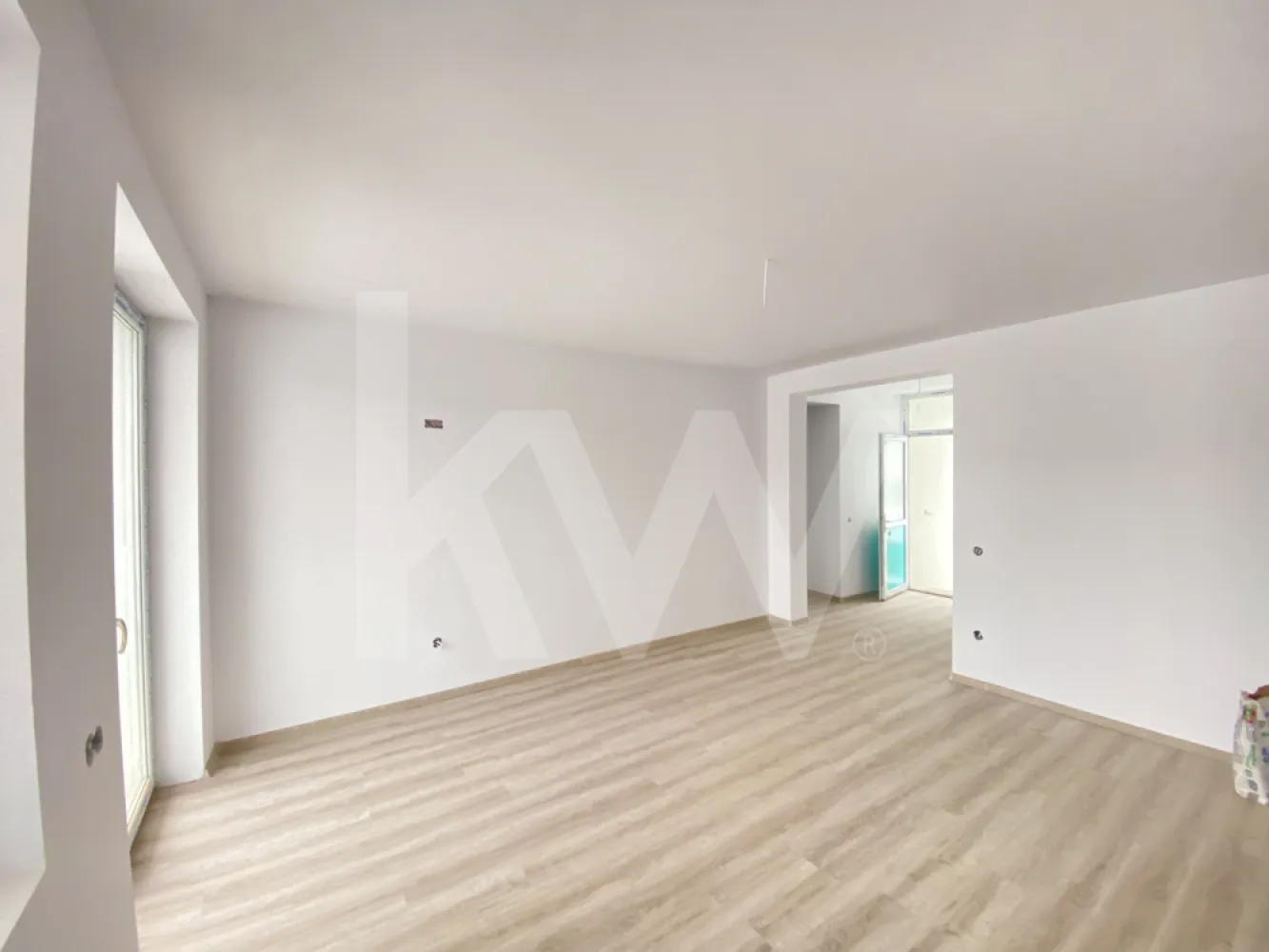 Casa singur in curte 4 camere teren 250mp Sibiu Cisnadie FINALIZATA - Casa Singur in Curte – 4 Camere, Teren 250 mp – Cisnadie, Sibiu.
O casa noua, finalizata in 2024, singur in curte, cu teren propriu si spatii generoase, ideala pentru o familie care isi doreste confort si intimitate intr-o zona linistita, dar aproape de Sibiu.

Detalii principale:
Suprafata utila: 110 mp | Suprafata construita: 150 mp.
Teren: 253 mp cu front stradal de 15,5 m.
Compartimentare: 4 camere (3 dormitoare), living spatios, bucatarie, 2 bai, spatii de depozitare, 2 balcoane.
Parcare: 2 locuri in curte.
Regim inaltime: P+1 | Orientare: mixta | Clasa energetica: A.

Dotari si finisaje:
Constructie solida pe structura de caramida.
Incalzire in pardoseala + centrala proprie.
Tamplarie PVC cu geam termopan.
Utilitati complete: gaz, curent, apa, canalizare, fibra optica.
Casa se preda exterior la cheie si interior la cheie, oferind libertatea de personalizare dupa gustul tau.

Avantaje:
Pozitie excelenta in Cisnadie – zona vestica, aproape de Sibiu.
Curte proprie cu intimitate si potential de amenajare.
Casa finalizata, disponibila imediat pentru mutare sau personalizare rapida.
Solutie ideala pentru o familie care vrea confort, curte si o casa moderna intr-o zona in dezvoltare.
Pretul afisat este pentru varianta platii totale prin virament bancar, iar pentru credit ipotecar pretul este de 168.000 €.

Unele case vin cu compromisuri. Aceasta vine cu libertatea de a-ti pune amprenta pe interior, curte proprie si siguranta unei constructii noi.