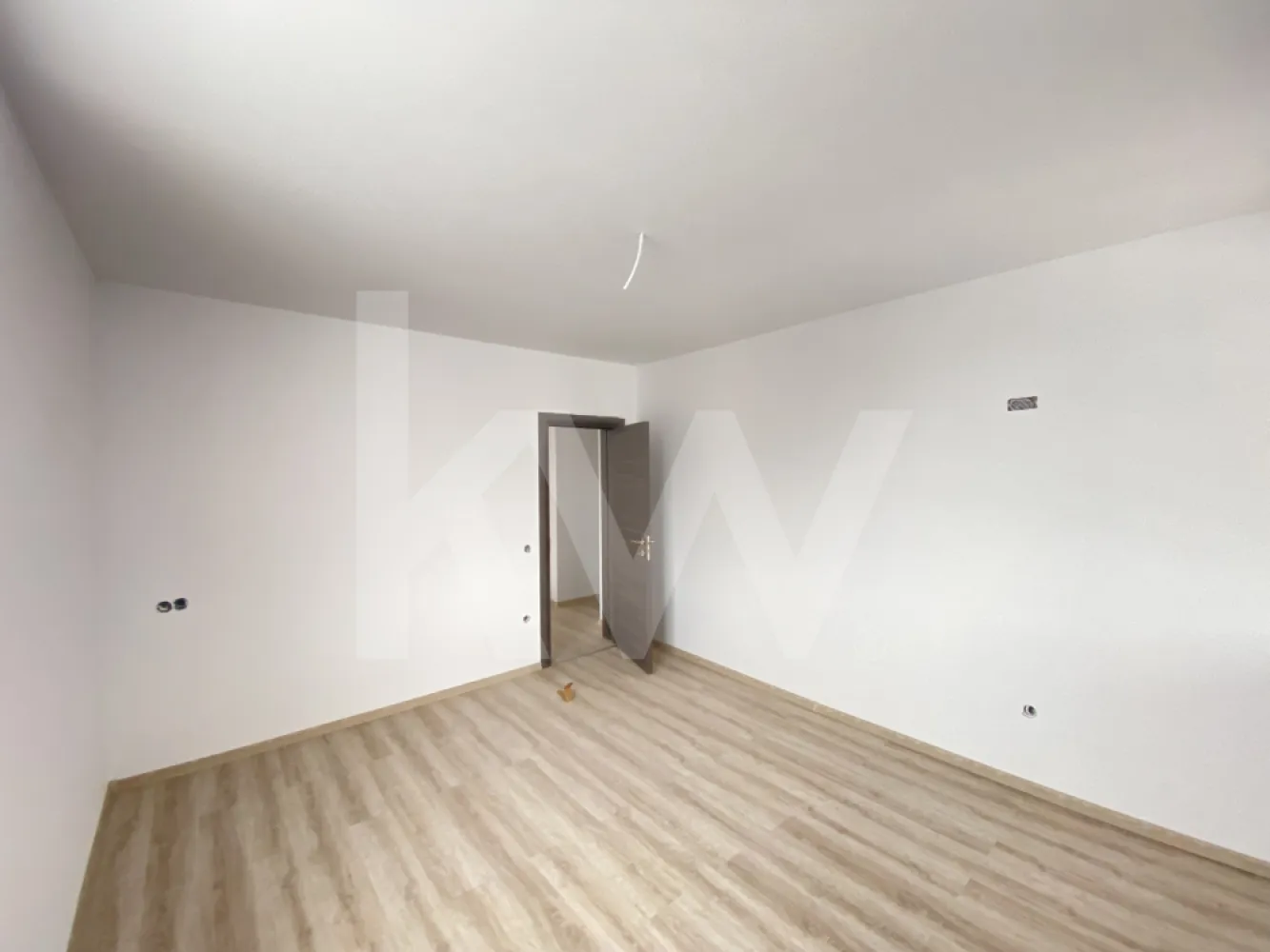 Casa singur in curte 4 camere teren 250mp Sibiu Cisnadie FINALIZATA - Casa Singur in Curte – 4 Camere, Teren 250 mp – Cisnadie, Sibiu.
O casa noua, finalizata in 2024, singur in curte, cu teren propriu si spatii generoase, ideala pentru o familie care isi doreste confort si intimitate intr-o zona linistita, dar aproape de Sibiu.

Detalii principale:
Suprafata utila: 110 mp | Suprafata construita: 150 mp.
Teren: 253 mp cu front stradal de 15,5 m.
Compartimentare: 4 camere (3 dormitoare), living spatios, bucatarie, 2 bai, spatii de depozitare, 2 balcoane.
Parcare: 2 locuri in curte.
Regim inaltime: P+1 | Orientare: mixta | Clasa energetica: A.

Dotari si finisaje:
Constructie solida pe structura de caramida.
Incalzire in pardoseala + centrala proprie.
Tamplarie PVC cu geam termopan.
Utilitati complete: gaz, curent, apa, canalizare, fibra optica.
Casa se preda exterior la cheie si interior la cheie, oferind libertatea de personalizare dupa gustul tau.

Avantaje:
Pozitie excelenta in Cisnadie – zona vestica, aproape de Sibiu.
Curte proprie cu intimitate si potential de amenajare.
Casa finalizata, disponibila imediat pentru mutare sau personalizare rapida.
Solutie ideala pentru o familie care vrea confort, curte si o casa moderna intr-o zona in dezvoltare.
Pretul afisat este pentru varianta platii totale prin virament bancar, iar pentru credit ipotecar pretul este de 168.000 €.

Unele case vin cu compromisuri. Aceasta vine cu libertatea de a-ti pune amprenta pe interior, curte proprie si siguranta unei constructii noi.