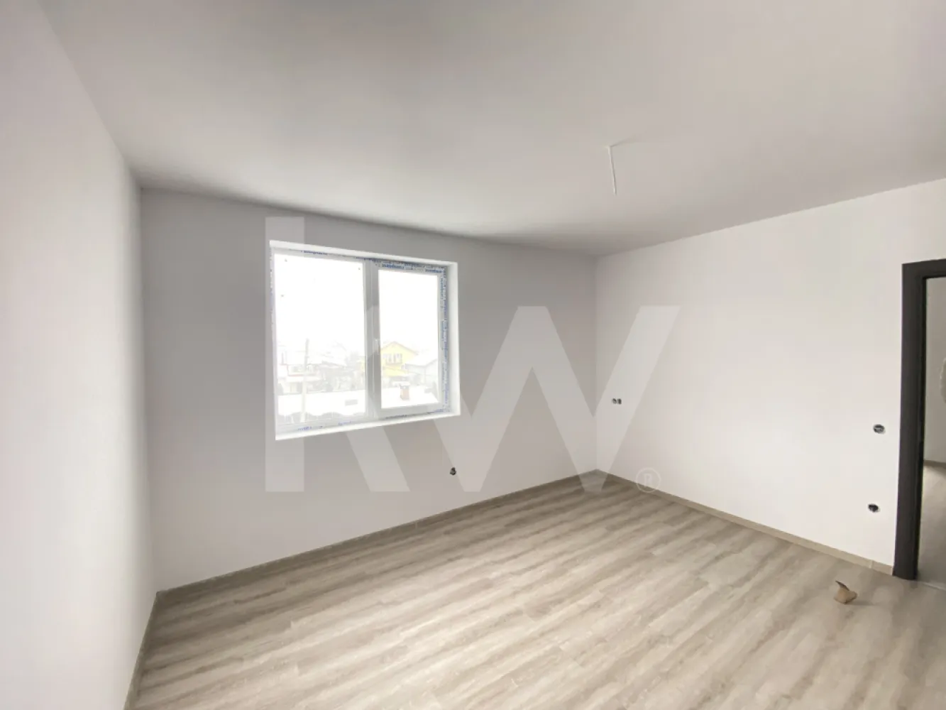 Casa singur in curte 4 camere teren 250mp Sibiu Cisnadie FINALIZATA - Casa Singur in Curte – 4 Camere, Teren 250 mp – Cisnadie, Sibiu.
O casa noua, finalizata in 2024, singur in curte, cu teren propriu si spatii generoase, ideala pentru o familie care isi doreste confort si intimitate intr-o zona linistita, dar aproape de Sibiu.

Detalii principale:
Suprafata utila: 110 mp | Suprafata construita: 150 mp.
Teren: 253 mp cu front stradal de 15,5 m.
Compartimentare: 4 camere (3 dormitoare), living spatios, bucatarie, 2 bai, spatii de depozitare, 2 balcoane.
Parcare: 2 locuri in curte.
Regim inaltime: P+1 | Orientare: mixta | Clasa energetica: A.

Dotari si finisaje:
Constructie solida pe structura de caramida.
Incalzire in pardoseala + centrala proprie.
Tamplarie PVC cu geam termopan.
Utilitati complete: gaz, curent, apa, canalizare, fibra optica.
Casa se preda exterior la cheie si interior la cheie, oferind libertatea de personalizare dupa gustul tau.

Avantaje:
Pozitie excelenta in Cisnadie – zona vestica, aproape de Sibiu.
Curte proprie cu intimitate si potential de amenajare.
Casa finalizata, disponibila imediat pentru mutare sau personalizare rapida.
Solutie ideala pentru o familie care vrea confort, curte si o casa moderna intr-o zona in dezvoltare.
Pretul afisat este pentru varianta platii totale prin virament bancar, iar pentru credit ipotecar pretul este de 168.000 €.

Unele case vin cu compromisuri. Aceasta vine cu libertatea de a-ti pune amprenta pe interior, curte proprie si siguranta unei constructii noi.