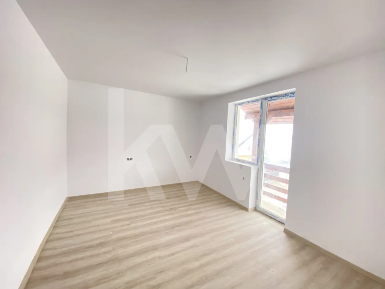 Casa singur in curte 4 camere teren 250mp Sibiu Cisnadie FINALIZATA - Casa Singur in Curte – 4 Camere, Teren 250 mp – Cisnadie, Sibiu.
O casa noua, finalizata in 2024, singur in curte, cu teren propriu si spatii generoase, ideala pentru o familie care isi doreste confort si intimitate intr-o zona linistita, dar aproape de Sibiu.

Detalii principale:
Suprafata utila: 110 mp | Suprafata construita: 150 mp.
Teren: 253 mp cu front stradal de 15,5 m.
Compartimentare: 4 camere (3 dormitoare), living spatios, bucatarie, 2 bai, spatii de depozitare, 2 balcoane.
Parcare: 2 locuri in curte.
Regim inaltime: P+1 | Orientare: mixta | Clasa energetica: A.

Dotari si finisaje:
Constructie solida pe structura de caramida.
Incalzire in pardoseala + centrala proprie.
Tamplarie PVC cu geam termopan.
Utilitati complete: gaz, curent, apa, canalizare, fibra optica.
Casa se preda exterior la cheie si interior la cheie, oferind libertatea de personalizare dupa gustul tau.

Avantaje:
Pozitie excelenta in Cisnadie – zona vestica, aproape de Sibiu.
Curte proprie cu intimitate si potential de amenajare.
Casa finalizata, disponibila imediat pentru mutare sau personalizare rapida.
Solutie ideala pentru o familie care vrea confort, curte si o casa moderna intr-o zona in dezvoltare.
Pretul afisat este pentru varianta platii totale prin virament bancar, iar pentru credit ipotecar pretul este de 168.000 €.

Unele case vin cu compromisuri. Aceasta vine cu libertatea de a-ti pune amprenta pe interior, curte proprie si siguranta unei constructii noi.