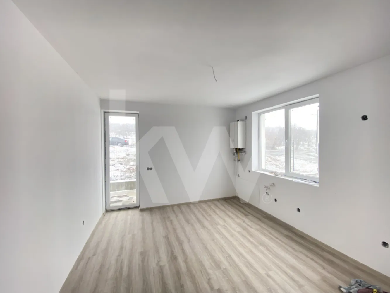 Casa singur in curte 4 camere teren 250mp Sibiu Cisnadie FINALIZATA - Casa Singur in Curte – 4 Camere, Teren 250 mp – Cisnadie, Sibiu.
O casa noua, finalizata in 2024, singur in curte, cu teren propriu si spatii generoase, ideala pentru o familie care isi doreste confort si intimitate intr-o zona linistita, dar aproape de Sibiu.

Detalii principale:
Suprafata utila: 110 mp | Suprafata construita: 150 mp.
Teren: 253 mp cu front stradal de 15,5 m.
Compartimentare: 4 camere (3 dormitoare), living spatios, bucatarie, 2 bai, spatii de depozitare, 2 balcoane.
Parcare: 2 locuri in curte.
Regim inaltime: P+1 | Orientare: mixta | Clasa energetica: A.

Dotari si finisaje:
Constructie solida pe structura de caramida.
Incalzire in pardoseala + centrala proprie.
Tamplarie PVC cu geam termopan.
Utilitati complete: gaz, curent, apa, canalizare, fibra optica.
Casa se preda exterior la cheie si interior la cheie, oferind libertatea de personalizare dupa gustul tau.

Avantaje:
Pozitie excelenta in Cisnadie – zona vestica, aproape de Sibiu.
Curte proprie cu intimitate si potential de amenajare.
Casa finalizata, disponibila imediat pentru mutare sau personalizare rapida.
Solutie ideala pentru o familie care vrea confort, curte si o casa moderna intr-o zona in dezvoltare.
Pretul afisat este pentru varianta platii totale prin virament bancar, iar pentru credit ipotecar pretul este de 168.000 €.

Unele case vin cu compromisuri. Aceasta vine cu libertatea de a-ti pune amprenta pe interior, curte proprie si siguranta unei constructii noi.