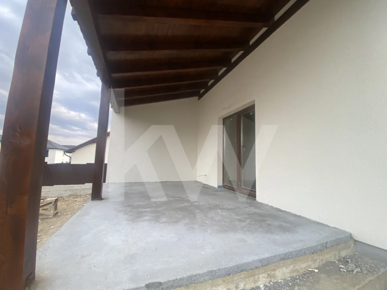 Casa vanzare 4 camere P+1E terasa teren 250mp Sibiu zona Arhitectilor - Casa ta e gata! Nu rata această oportunitate – se vinde ACUM!
Dacă ai căutat o casă nouă, complet finisată, într-o zonă căutată din Sibiu, acum e momentul să acționezi. Nu e doar o ofertă, e o șansă rară: o casă spațioasă, luminoasă, cu finisaje moderne și detalii de calitate superioară – iar predarea este imediată! Proprietatea trebuie vândută, așa că citește cu atenție tot anunțul până la capăt.

Locație: Zona Calea Cisnădiei – Cartierul Arhitecților.
4 camere | 2 băi | 107 mp utili | Construită în 2025 | Predare: La alb sau La cheie.
Compartimentare inteligentă și funcțională.
Parter:
Terasă generoasă de 15,55 mp cu orientare sud-est – perfectă pentru cafeaua de dimineață.
Living luminos de 24,85 mp cu ieșire pe terasă.
Bucătărie separată și spațioasă de 14,30 mp, cu camară dedicată.
Baie cu fereastră – ventilație naturală.
Spațiu de depozitare, hol și casă a scării.

Etaj:
2 dormitoare de câte 12,05 mp.
Dormitor matrimonial de 16,80 mp cu posibilitate de baie proprie și dressing.
Balcon de 3,10 mp.
Baie de 5 mp, hol cu acces spre zona de pod.

Dotări premium incluse:
Încălzire în pardoseală + centrală proprie cu pompă de căldură.
Termopane Salamander – 3 foi de sticlă.
Izolație exterioară + între unități (două rânduri de cărămidă + polistiren).
Tâmplărie PVC, ușă metalică de intrare, pereți finisați cu lavabilă albă.
Acoperiș din țiglă, curte îndreptată, gard montat, zona pentru pivniță.
Instalații finalizate, predare la alb sau la cheie, totul nou și pregătit pentru amenajare sau direct cu posibilitate pentru mutare, depinde pentru ce optezi.

Grăbește-te! Oferta NU va rămâne mult timp disponibilă!
Casele noi, la alb sau la cheie, în această zonă se vând rapid – și nu e o strategie de marketing, e o realitate a pieței. Această proprietate îți oferă spațiu, calitate, confort și siguranță pentru familia ta.

Actele sunt in curs de pregatire, casa e finalizata in scurt timp, tot ce mai lipsește e noul proprietar.

Contactează acum pentru vizionare – nu lăsa această oportunitate să fie cumpărată de altcineva!

