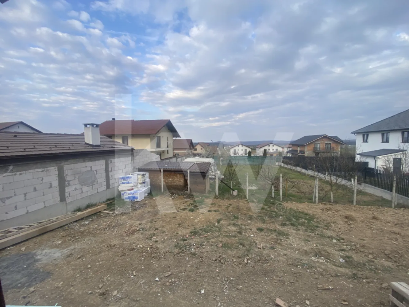 Casa vanzare 4 camere P+1E terasa teren 250mp Sibiu zona Arhitectilor - Casa ta e gata! Nu rata această oportunitate – se vinde ACUM!
Dacă ai căutat o casă nouă, complet finisată, într-o zonă căutată din Sibiu, acum e momentul să acționezi. Nu e doar o ofertă, e o șansă rară: o casă spațioasă, luminoasă, cu finisaje moderne și detalii de calitate superioară – iar predarea este imediată! Proprietatea trebuie vândută, așa că citește cu atenție tot anunțul până la capăt.

Locație: Zona Calea Cisnădiei – Cartierul Arhitecților.
4 camere | 2 băi | 107 mp utili | Construită în 2025 | Predare: La alb sau La cheie.
Compartimentare inteligentă și funcțională.
Parter:
Terasă generoasă de 15,55 mp cu orientare sud-est – perfectă pentru cafeaua de dimineață.
Living luminos de 24,85 mp cu ieșire pe terasă.
Bucătărie separată și spațioasă de 14,30 mp, cu camară dedicată.
Baie cu fereastră – ventilație naturală.
Spațiu de depozitare, hol și casă a scării.

Etaj:
2 dormitoare de câte 12,05 mp.
Dormitor matrimonial de 16,80 mp cu posibilitate de baie proprie și dressing.
Balcon de 3,10 mp.
Baie de 5 mp, hol cu acces spre zona de pod.

Dotări premium incluse:
Încălzire în pardoseală + centrală proprie cu pompă de căldură.
Termopane Salamander – 3 foi de sticlă.
Izolație exterioară + între unități (două rânduri de cărămidă + polistiren).
Tâmplărie PVC, ușă metalică de intrare, pereți finisați cu lavabilă albă.
Acoperiș din țiglă, curte îndreptată, gard montat, zona pentru pivniță.
Instalații finalizate, predare la alb sau la cheie, totul nou și pregătit pentru amenajare sau direct cu posibilitate pentru mutare, depinde pentru ce optezi.

Grăbește-te! Oferta NU va rămâne mult timp disponibilă!
Casele noi, la alb sau la cheie, în această zonă se vând rapid – și nu e o strategie de marketing, e o realitate a pieței. Această proprietate îți oferă spațiu, calitate, confort și siguranță pentru familia ta.

Actele sunt in curs de pregatire, casa e finalizata in scurt timp, tot ce mai lipsește e noul proprietar.

Contactează acum pentru vizionare – nu lăsa această oportunitate să fie cumpărată de altcineva!

