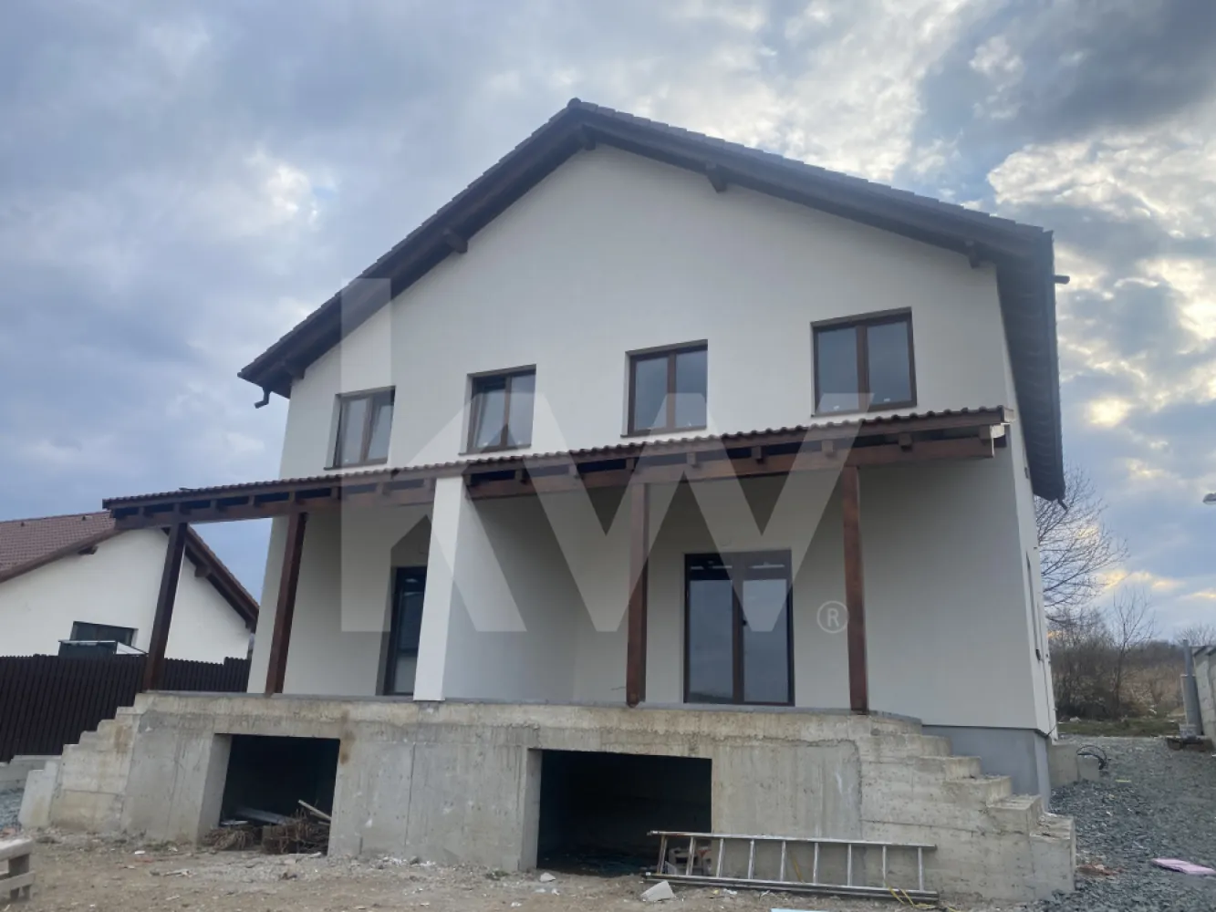 Casa vanzare 4 camere P+1E terasa teren 250mp Sibiu zona Arhitectilor - Casa ta e gata! Nu rata această oportunitate – se vinde ACUM!
Dacă ai căutat o casă nouă, complet finisată, într-o zonă căutată din Sibiu, acum e momentul să acționezi. Nu e doar o ofertă, e o șansă rară: o casă spațioasă, luminoasă, cu finisaje moderne și detalii de calitate superioară – iar predarea este imediată! Proprietatea trebuie vândută, așa că citește cu atenție tot anunțul până la capăt.

Locație: Zona Calea Cisnădiei – Cartierul Arhitecților.
4 camere | 2 băi | 107 mp utili | Construită în 2025 | Predare: La alb sau La cheie.
Compartimentare inteligentă și funcțională.
Parter:
Terasă generoasă de 15,55 mp cu orientare sud-est – perfectă pentru cafeaua de dimineață.
Living luminos de 24,85 mp cu ieșire pe terasă.
Bucătărie separată și spațioasă de 14,30 mp, cu camară dedicată.
Baie cu fereastră – ventilație naturală.
Spațiu de depozitare, hol și casă a scării.

Etaj:
2 dormitoare de câte 12,05 mp.
Dormitor matrimonial de 16,80 mp cu posibilitate de baie proprie și dressing.
Balcon de 3,10 mp.
Baie de 5 mp, hol cu acces spre zona de pod.

Dotări premium incluse:
Încălzire în pardoseală + centrală proprie cu pompă de căldură.
Termopane Salamander – 3 foi de sticlă.
Izolație exterioară + între unități (două rânduri de cărămidă + polistiren).
Tâmplărie PVC, ușă metalică de intrare, pereți finisați cu lavabilă albă.
Acoperiș din țiglă, curte îndreptată, gard montat, zona pentru pivniță.
Instalații finalizate, predare la alb sau la cheie, totul nou și pregătit pentru amenajare sau direct cu posibilitate pentru mutare, depinde pentru ce optezi.

Grăbește-te! Oferta NU va rămâne mult timp disponibilă!
Casele noi, la alb sau la cheie, în această zonă se vând rapid – și nu e o strategie de marketing, e o realitate a pieței. Această proprietate îți oferă spațiu, calitate, confort și siguranță pentru familia ta.

Actele sunt in curs de pregatire, casa e finalizata in scurt timp, tot ce mai lipsește e noul proprietar.

Contactează acum pentru vizionare – nu lăsa această oportunitate să fie cumpărată de altcineva!

