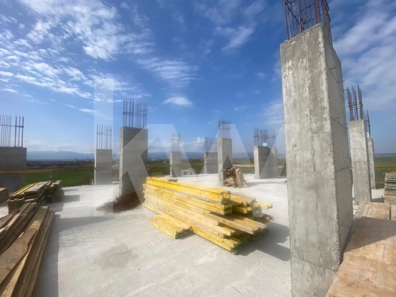 Apartament 3 camere 2 bai - 72mp utili de vanzare balcon etaj 1 Sibiu - Descoperiți un apartament modern și primitor, situat în Sibiu, apartament care îmbină confortul cu eleganța. Acest apartament cu 3 camere si 2 bai, disponibil pentru vânzare la prețul de 93.719€ + TVA, la stadiul de semifinisat, se află la etajul 1 sau etajul 2 sau parter inalt, al unei clădiri contemporane cu o structură din cărămidă, construită în 2025. Cu o suprafață utilă de 72 mp și o terasă generoasă de 13 mp, acest spațiu este ideal pentru familii sau tineri profesioniști în căutarea unui cămin confortabil și accesibil.

Interiorul apartamentului este ingenios compartimentat, oferind două dormitoare luminoase, două băi modern amenajate și o bucătărie open-space care invită la momente de convivialitate. Fiecare detaliu a fost gândit pentru a crea un mediu cald și primitor, iar eficiența energetică de clasă B asigură un consum redus de resurse. Cu un balcon care se deschide spre o priveliște plăcută, acest apartament devine locul perfect pentru a savura o cafea dimineața sau pentru a vă relaxa după o zi lungă. Se poate opta pentru varianta finisata la cheie, iar pretul cu TVA inclus este de 119.400 euro.

Nu ratați ocazia de a vă bucura de un stil de viață urban, într-o zonă centrală vibrantă, unde toate facilitățile sunt la îndemână. Contactați-ne astăzi pentru a programa o vizionare și descoperiți cum acest apartament poate deveni noul dumneavoastră cămin!