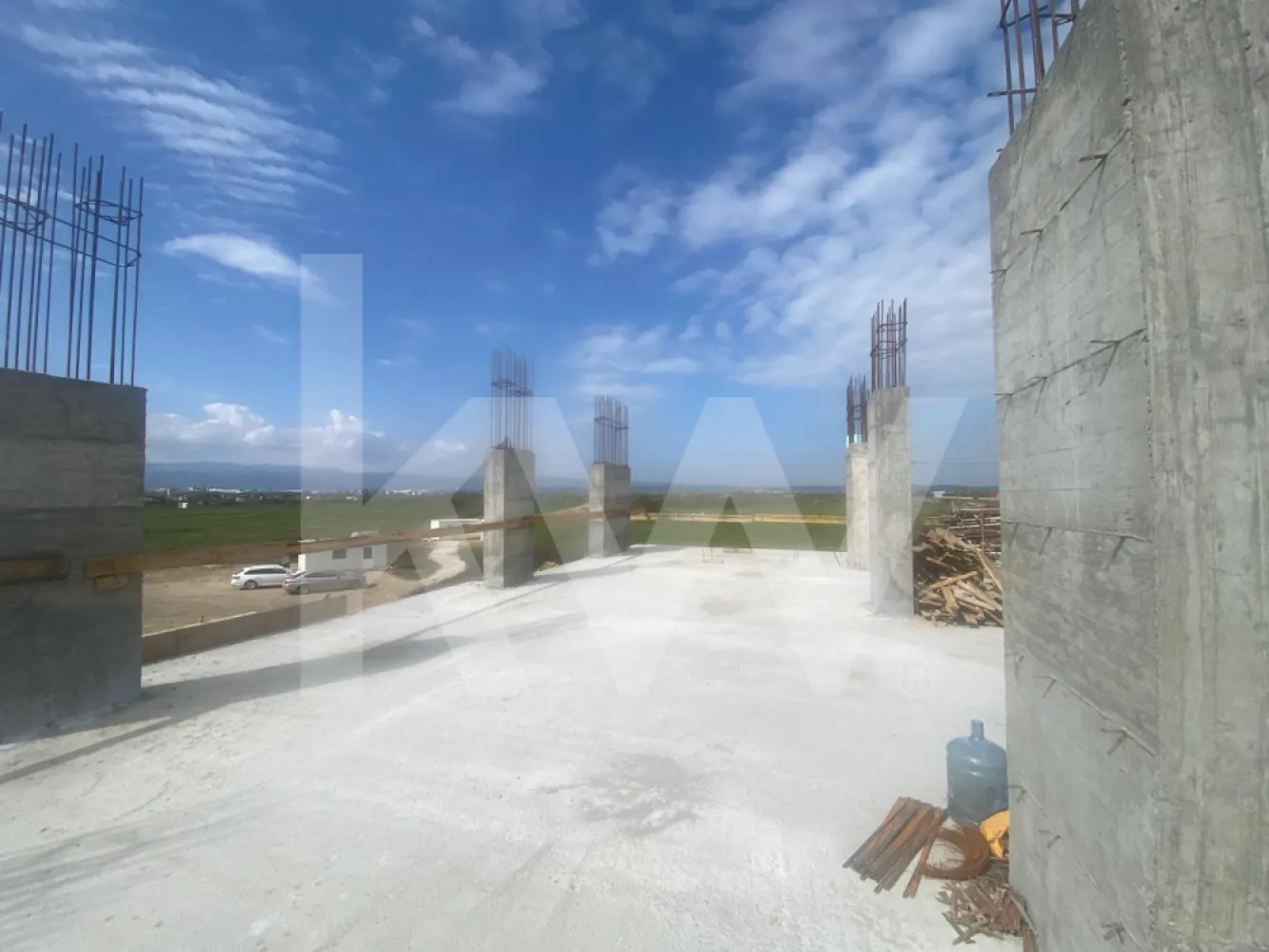 Apartament 79.600 € 2 camere 51mp utili buc separata etaj 1 Sibiu - Descoperiți un refugiu modern și confortabil în inima Sibiului, în zona Veterani, la doar câțiva pași de agitația urbană, dar suficient de departe pentru a vă bucura de liniște. Acest apartament cu 2 camere, situat la etajul 1 al unei clădiri noi, construite în 2025 din cărămidă, oferă un spațiu de 51 mp util, ideal pentru tineri profesioniști sau familii în căutarea unui cămin confortabil și modern. Cu un preț atrăgător de 65.785€ + TVA, pentru stadiul de predare semifinisat, este o oportunitate deosebită pentru cei care doresc să investească în viitorul lor.

Intrând în apartament, veți fi întâmpinați de un design decomandat care maximizează lumina naturală și oferă un sentiment de spaciousness. Dormitorul generos este perfect pentru relaxare, iar baia modernă promovează confortul zilnic. Bucătăria este bine compartimentată și se leagă armonios de zona de living, creând un spațiu ideal pentru a petrece timp cu cei dragi. De asemenea, balconul de 4 mp vă va permite să savurați cafeaua de dimineață sau să vă bucurați de serile liniștite. Cu un certificat de eficiență energetică de tip B, apartamentul este nu doar confortabil, ci și prietenos cu mediul. Posibilitate de amenajare proprie sau contracost la stadiul de cheie cu TVA inclus la pretul de 84.100 euro.

Nu ratați ocazia de a deveni proprietarul acestui apartament modern, unde fiecare detaliu a fost gândit pentru a vă oferi un stil de viață deosebit. Contactați-ne astăzi pentru a programa o vizionare și a descoperi toate avantajele acestui cămin minunat!