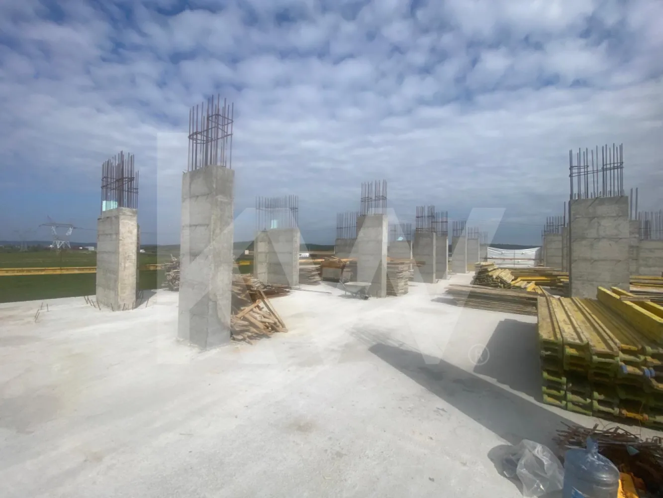Apartament 79.600 € 2 camere 51mp utili buc separata etaj 1 Sibiu - Descoperiți un refugiu modern și confortabil în inima Sibiului, în zona Veterani, la doar câțiva pași de agitația urbană, dar suficient de departe pentru a vă bucura de liniște. Acest apartament cu 2 camere, situat la etajul 1 al unei clădiri noi, construite în 2025 din cărămidă, oferă un spațiu de 51 mp util, ideal pentru tineri profesioniști sau familii în căutarea unui cămin confortabil și modern. Cu un preț atrăgător de 65.785€ + TVA, pentru stadiul de predare semifinisat, este o oportunitate deosebită pentru cei care doresc să investească în viitorul lor.

Intrând în apartament, veți fi întâmpinați de un design decomandat care maximizează lumina naturală și oferă un sentiment de spaciousness. Dormitorul generos este perfect pentru relaxare, iar baia modernă promovează confortul zilnic. Bucătăria este bine compartimentată și se leagă armonios de zona de living, creând un spațiu ideal pentru a petrece timp cu cei dragi. De asemenea, balconul de 4 mp vă va permite să savurați cafeaua de dimineață sau să vă bucurați de serile liniștite. Cu un certificat de eficiență energetică de tip B, apartamentul este nu doar confortabil, ci și prietenos cu mediul. Posibilitate de amenajare proprie sau contracost la stadiul de cheie cu TVA inclus la pretul de 84.100 euro.

Nu ratați ocazia de a deveni proprietarul acestui apartament modern, unde fiecare detaliu a fost gândit pentru a vă oferi un stil de viață deosebit. Contactați-ne astăzi pentru a programa o vizionare și a descoperi toate avantajele acestui cămin minunat!