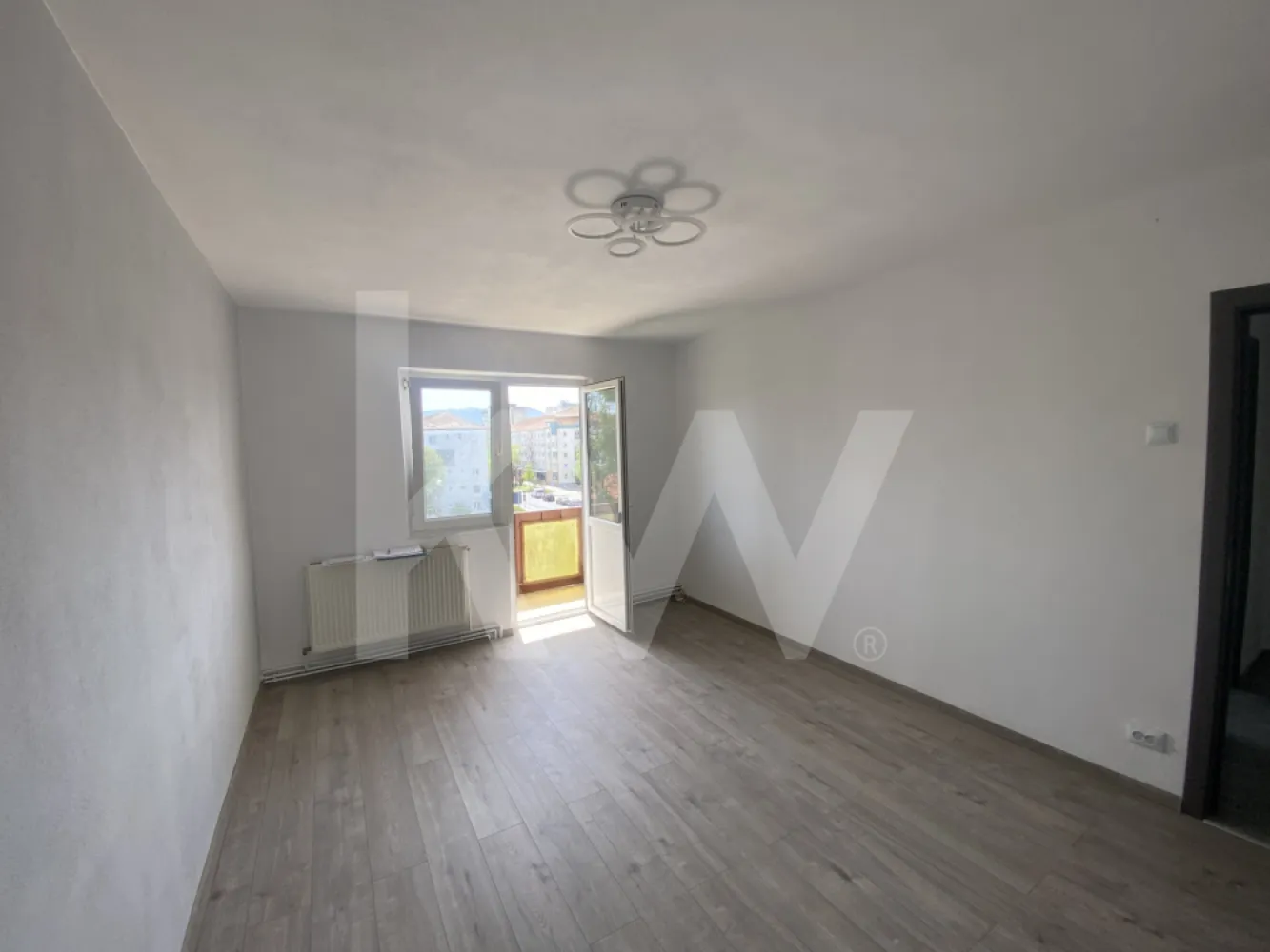 Apartament 2 camere renovat balcon 75500 € Ideal Locuinta - Investitie - Va propunem spre vanzare un apartament cu 2 camere, recent renovat, situat intr-una dintre cele mai cautate si bine cotate zone ale orasului: Mihai Viteazul. Proprietatea este pozitionata la etajul 4 al unui imobil cu regim de inaltime P+4, oferind liniste si o priveliste degajata, fiind gata pentru mutare imediata.

Compartimentare si Dotari
Apartamentul are o suprafata utila de aproximativ 38 mp utili si o compartimentare functionala, gandita pentru a maximiza spatiul disponibil:

Zona de zi: 2 camere luminoase, configurate semidecomandat.
Bucatarie separata, baie, 2 holuri de acces si o debara utila pentru depozitare.
Exterior: Balcon inchis si pivnita proprie la subsolul blocului.

Imbunatatirile recente asigura un confort termic si fonic ridicat:
Centrala termica proprie si calorifere noi.
Izolatie exterioara a imobilului.
Ferestre cu geam termopan si tamplarie PVC.
Usa metalica la intrare.
Conectivitate moderna: Internet prin fibra optica si cablu TV.

Avantaje si Localizare
Datorita amplasamentului in zona Rahovei, proprietatea beneficiaza de acces facil catre toate punctele de interes urban: unitati de invatamant (gradinite, scoli), zone comerciale variate, piete si statii de transport in comun sau taxi.

Pentru un investitor, acest apartament reprezinta o oportunitate excelenta de inchiriere rapida datorita cererii ridicate din zona. Pentru cei care cauta o locuinta proprie, imobilul ofera avantajul unui spatiu renovat, gata de mobilat dupa bunul plac.

Imobilul este liber de sarcini, cu documentatia la zi, si se accepta plata prin orice tip de credit bancar (Ipotecar sau Noua Casa).

Pentru mai multe detalii sau pentru a programa o vizionare, va rugam sa ne contactati telefonic. Nu ratati ocazia de a achizitiona o proprietate corecta intr-o locatie premium!
