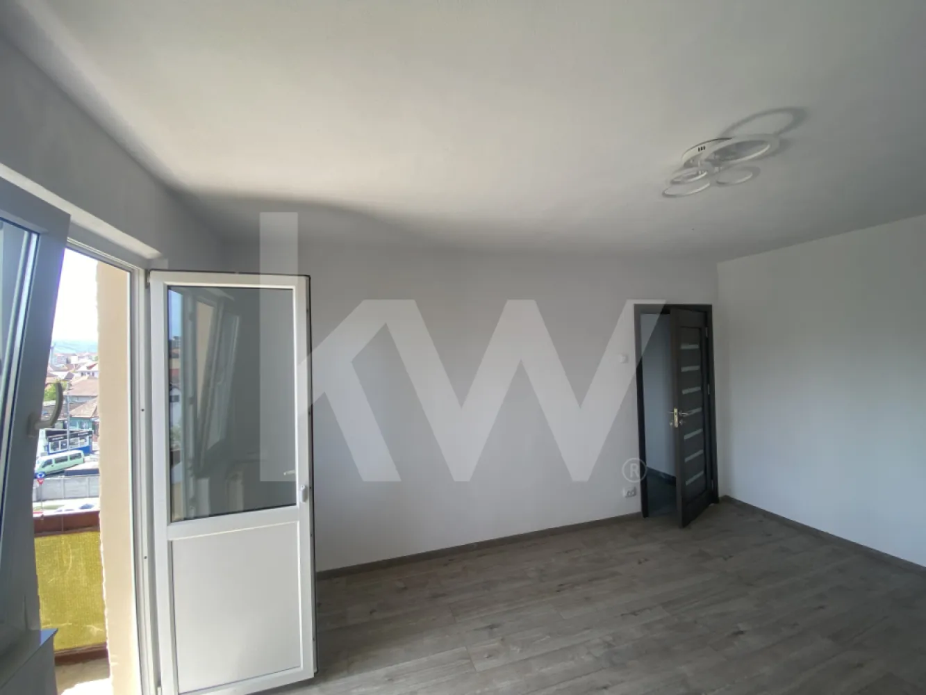 Apartament 2 camere renovat balcon 75500 € Ideal Locuinta - Investitie - Va propunem spre vanzare un apartament cu 2 camere, recent renovat, situat intr-una dintre cele mai cautate si bine cotate zone ale orasului: Mihai Viteazul. Proprietatea este pozitionata la etajul 4 al unui imobil cu regim de inaltime P+4, oferind liniste si o priveliste degajata, fiind gata pentru mutare imediata.

Compartimentare si Dotari
Apartamentul are o suprafata utila de aproximativ 38 mp utili si o compartimentare functionala, gandita pentru a maximiza spatiul disponibil:

Zona de zi: 2 camere luminoase, configurate semidecomandat.
Bucatarie separata, baie, 2 holuri de acces si o debara utila pentru depozitare.
Exterior: Balcon inchis si pivnita proprie la subsolul blocului.

Imbunatatirile recente asigura un confort termic si fonic ridicat:
Centrala termica proprie si calorifere noi.
Izolatie exterioara a imobilului.
Ferestre cu geam termopan si tamplarie PVC.
Usa metalica la intrare.
Conectivitate moderna: Internet prin fibra optica si cablu TV.

Avantaje si Localizare
Datorita amplasamentului in zona Rahovei, proprietatea beneficiaza de acces facil catre toate punctele de interes urban: unitati de invatamant (gradinite, scoli), zone comerciale variate, piete si statii de transport in comun sau taxi.

Pentru un investitor, acest apartament reprezinta o oportunitate excelenta de inchiriere rapida datorita cererii ridicate din zona. Pentru cei care cauta o locuinta proprie, imobilul ofera avantajul unui spatiu renovat, gata de mobilat dupa bunul plac.

Imobilul este liber de sarcini, cu documentatia la zi, si se accepta plata prin orice tip de credit bancar (Ipotecar sau Noua Casa).

Pentru mai multe detalii sau pentru a programa o vizionare, va rugam sa ne contactati telefonic. Nu ratati ocazia de a achizitiona o proprietate corecta intr-o locatie premium!