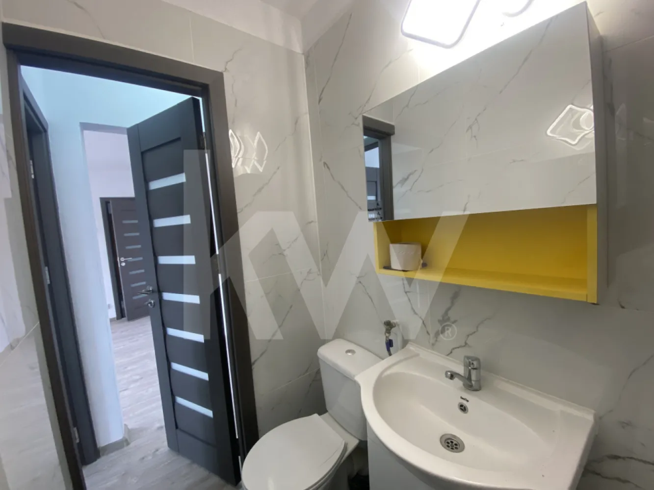 Apartament 2 camere renovat balcon 75500 € Ideal Locuinta - Investitie - Va propunem spre vanzare un apartament cu 2 camere, recent renovat, situat intr-una dintre cele mai cautate si bine cotate zone ale orasului: Mihai Viteazul. Proprietatea este pozitionata la etajul 4 al unui imobil cu regim de inaltime P+4, oferind liniste si o priveliste degajata, fiind gata pentru mutare imediata.

Compartimentare si Dotari
Apartamentul are o suprafata utila de aproximativ 38 mp utili si o compartimentare functionala, gandita pentru a maximiza spatiul disponibil:

Zona de zi: 2 camere luminoase, configurate semidecomandat.
Bucatarie separata, baie, 2 holuri de acces si o debara utila pentru depozitare.
Exterior: Balcon inchis si pivnita proprie la subsolul blocului.

Imbunatatirile recente asigura un confort termic si fonic ridicat:
Centrala termica proprie si calorifere noi.
Izolatie exterioara a imobilului.
Ferestre cu geam termopan si tamplarie PVC.
Usa metalica la intrare.
Conectivitate moderna: Internet prin fibra optica si cablu TV.

Avantaje si Localizare
Datorita amplasamentului in zona Rahovei, proprietatea beneficiaza de acces facil catre toate punctele de interes urban: unitati de invatamant (gradinite, scoli), zone comerciale variate, piete si statii de transport in comun sau taxi.

Pentru un investitor, acest apartament reprezinta o oportunitate excelenta de inchiriere rapida datorita cererii ridicate din zona. Pentru cei care cauta o locuinta proprie, imobilul ofera avantajul unui spatiu renovat, gata de mobilat dupa bunul plac.

Imobilul este liber de sarcini, cu documentatia la zi, si se accepta plata prin orice tip de credit bancar (Ipotecar sau Noua Casa).

Pentru mai multe detalii sau pentru a programa o vizionare, va rugam sa ne contactati telefonic. Nu ratati ocazia de a achizitiona o proprietate corecta intr-o locatie premium!