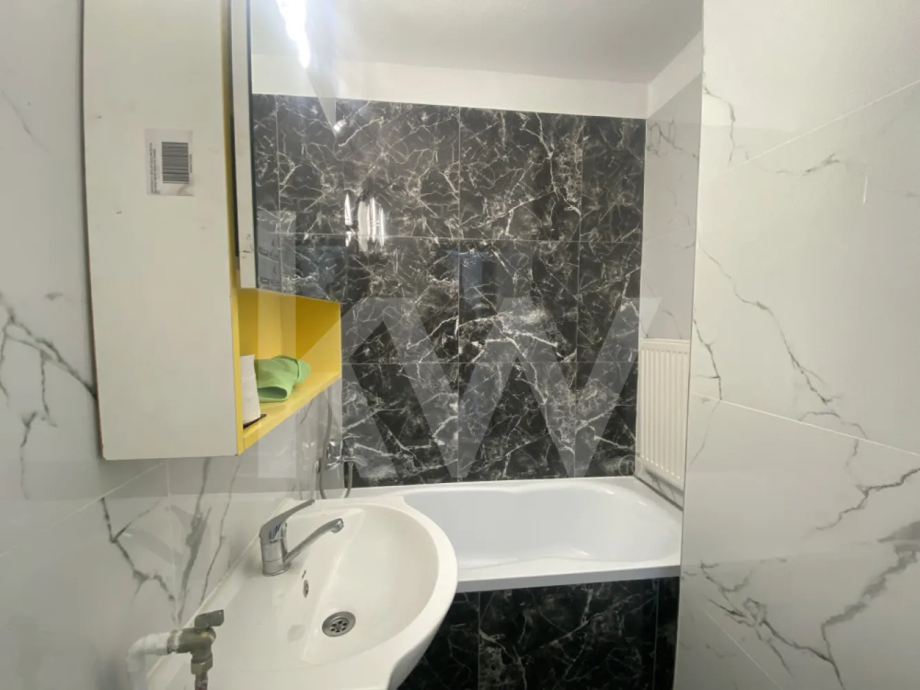 Apartament 2 camere renovat balcon 75500 € Ideal Locuinta - Investitie - Va propunem spre vanzare un apartament cu 2 camere, recent renovat, situat intr-una dintre cele mai cautate si bine cotate zone ale orasului: Mihai Viteazul. Proprietatea este pozitionata la etajul 4 al unui imobil cu regim de inaltime P+4, oferind liniste si o priveliste degajata, fiind gata pentru mutare imediata.

Compartimentare si Dotari
Apartamentul are o suprafata utila de aproximativ 38 mp utili si o compartimentare functionala, gandita pentru a maximiza spatiul disponibil:

Zona de zi: 2 camere luminoase, configurate semidecomandat.
Bucatarie separata, baie, 2 holuri de acces si o debara utila pentru depozitare.
Exterior: Balcon inchis si pivnita proprie la subsolul blocului.

Imbunatatirile recente asigura un confort termic si fonic ridicat:
Centrala termica proprie si calorifere noi.
Izolatie exterioara a imobilului.
Ferestre cu geam termopan si tamplarie PVC.
Usa metalica la intrare.
Conectivitate moderna: Internet prin fibra optica si cablu TV.

Avantaje si Localizare
Datorita amplasamentului in zona Rahovei, proprietatea beneficiaza de acces facil catre toate punctele de interes urban: unitati de invatamant (gradinite, scoli), zone comerciale variate, piete si statii de transport in comun sau taxi.

Pentru un investitor, acest apartament reprezinta o oportunitate excelenta de inchiriere rapida datorita cererii ridicate din zona. Pentru cei care cauta o locuinta proprie, imobilul ofera avantajul unui spatiu renovat, gata de mobilat dupa bunul plac.

Imobilul este liber de sarcini, cu documentatia la zi, si se accepta plata prin orice tip de credit bancar (Ipotecar sau Noua Casa).

Pentru mai multe detalii sau pentru a programa o vizionare, va rugam sa ne contactati telefonic. Nu ratati ocazia de a achizitiona o proprietate corecta intr-o locatie premium!