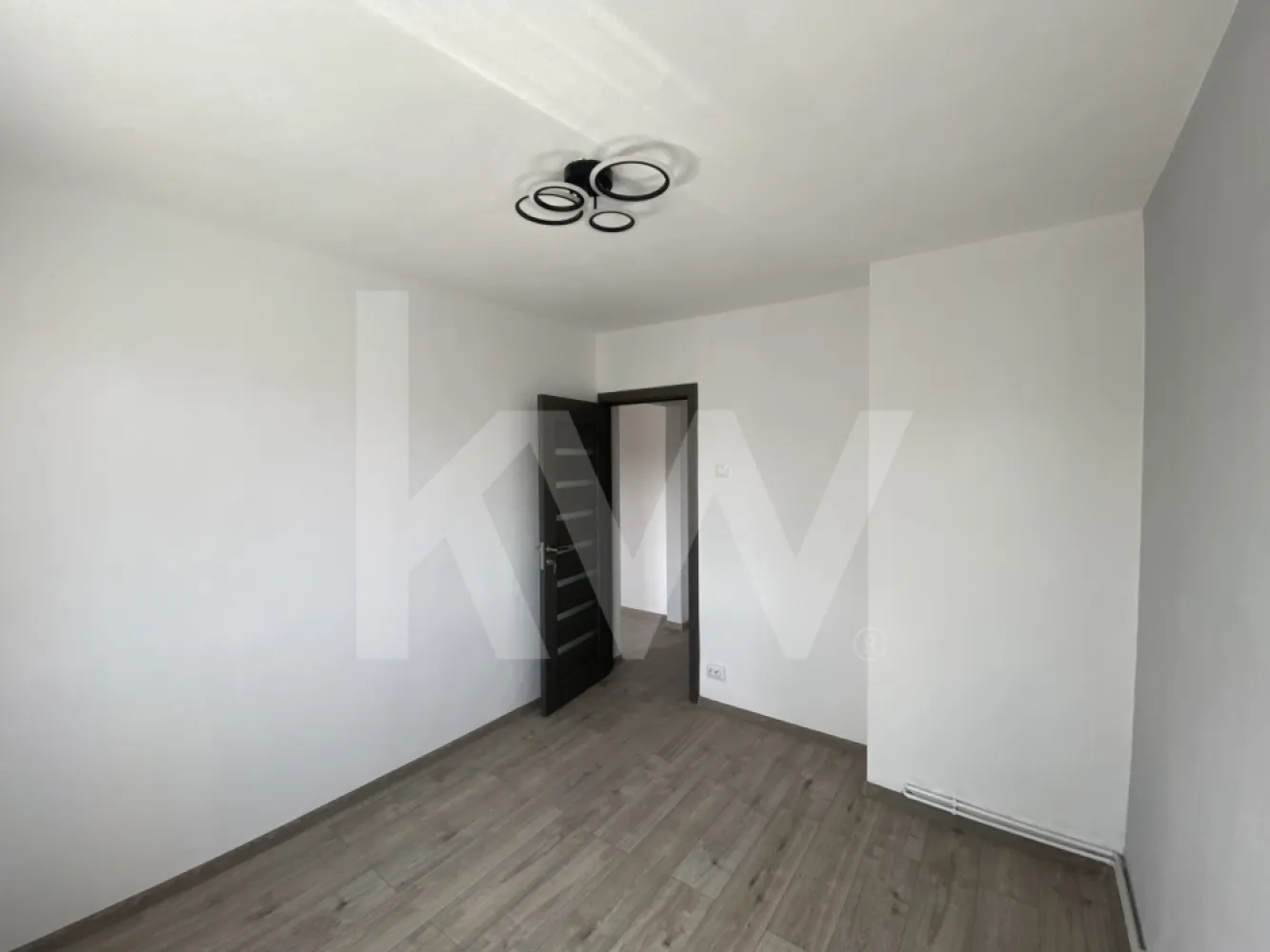 Apartament 2 camere renovat balcon 75500 € Ideal Locuinta - Investitie