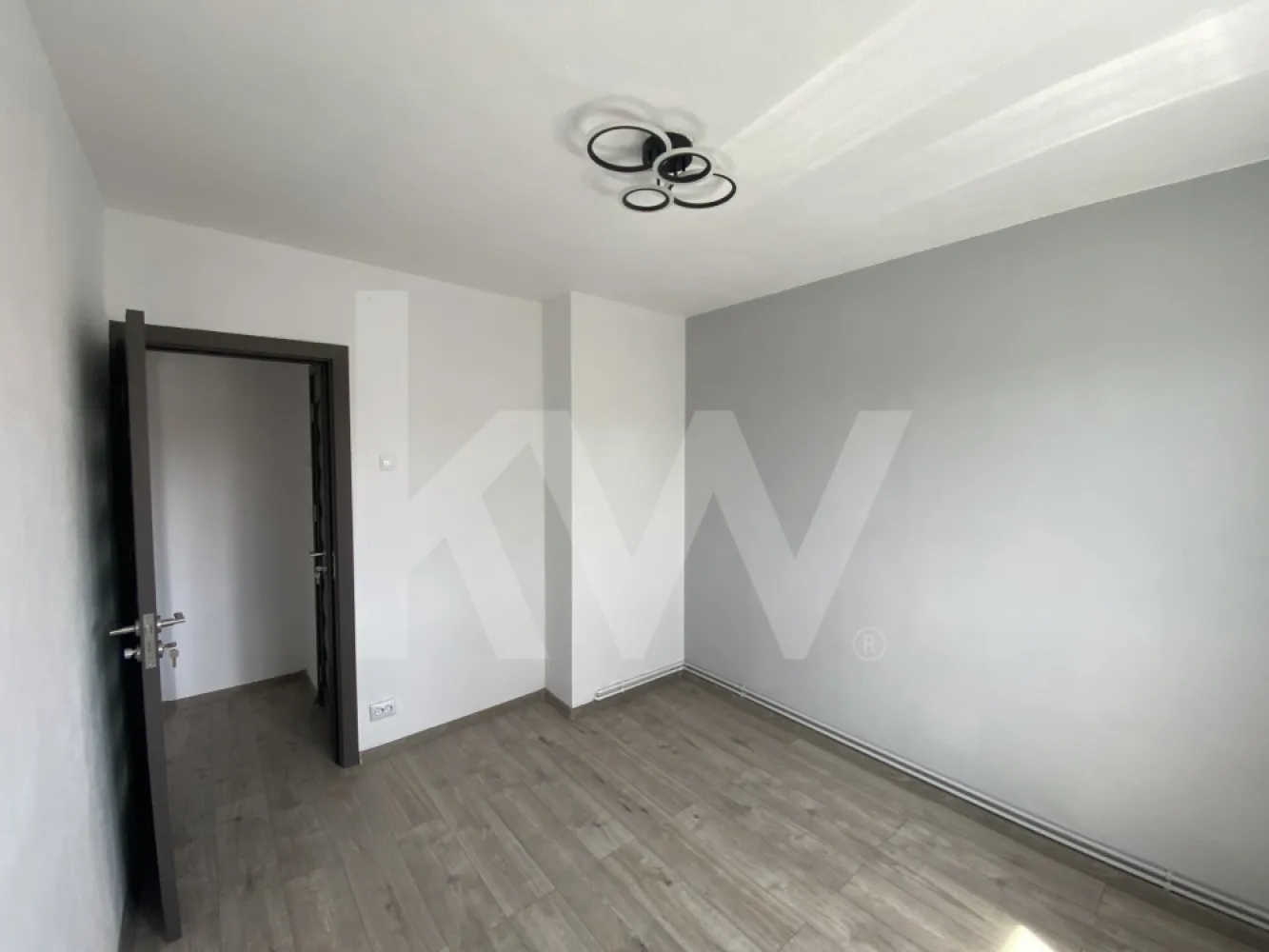 Apartament 2 camere renovat balcon 75500 € Ideal Locuinta - Investitie
