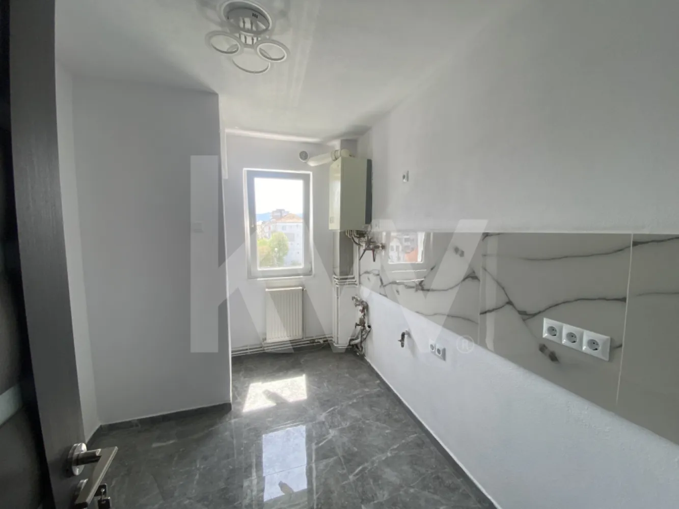 Apartament 2 camere renovat balcon 75500 € Ideal Locuinta - Investitie