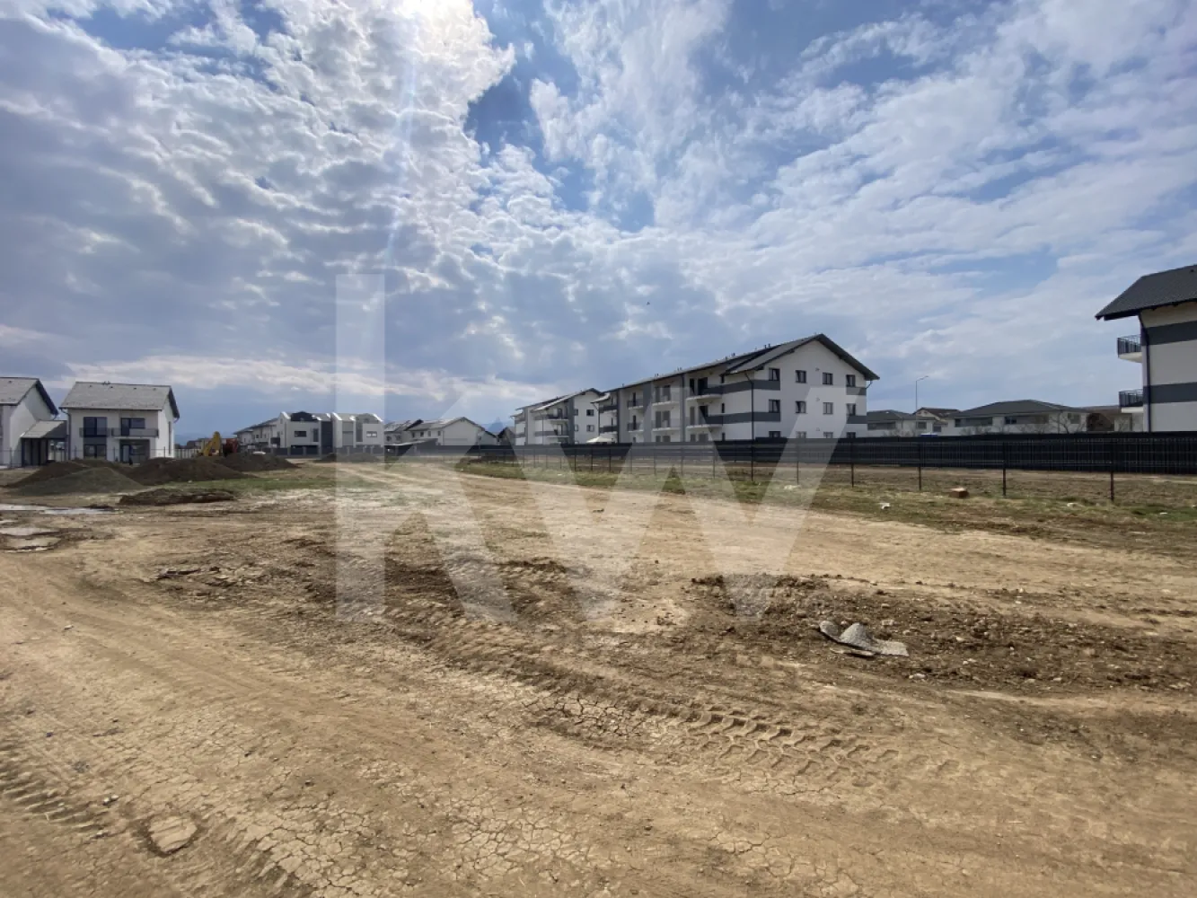 Teren pentru casa individuala in Selimbar - acces auto S+P+1E+ER 331mp - Vand teren intravilan in suprafata de 456 mp, situat in comuna Selimbar, zona aflata in plina dezvoltare. Proprietatea dispune de toate actele la zi, fiind intabulata pe persoana juridica, libera de sarcini si pregatita pentru transferul de proprietate.  

Terenul este incadrat ca arabil intravilan si beneficiaza de un Certificat de Urbanism recent, emis in decembrie 2025, pentru construirea a doua locuinte unifamiliale cuplate (duplex). Indicatorii urbanistici permit un regim de inaltime de S+P+1E+M/Er, cu un coeficient de utilizare al terenului (CUT) de 1.4 si un procent de ocupare (POT) de 35%. Utilitatile sunt disponibile prin racordare la reteaua existenta in zona.  
Aceasta proprietate reprezinta o oportunitate atat pentru cei care doresc sa isi construiasca o locuinta individuala, cat si pentru dezvoltatori sau investitori, avand in vedere pozitionarea si reglementarile urbanistice favorabile. 

Pretul si alte detalii suplimentare pot fi discutate telefonic sau in cadrul unei intalniri.