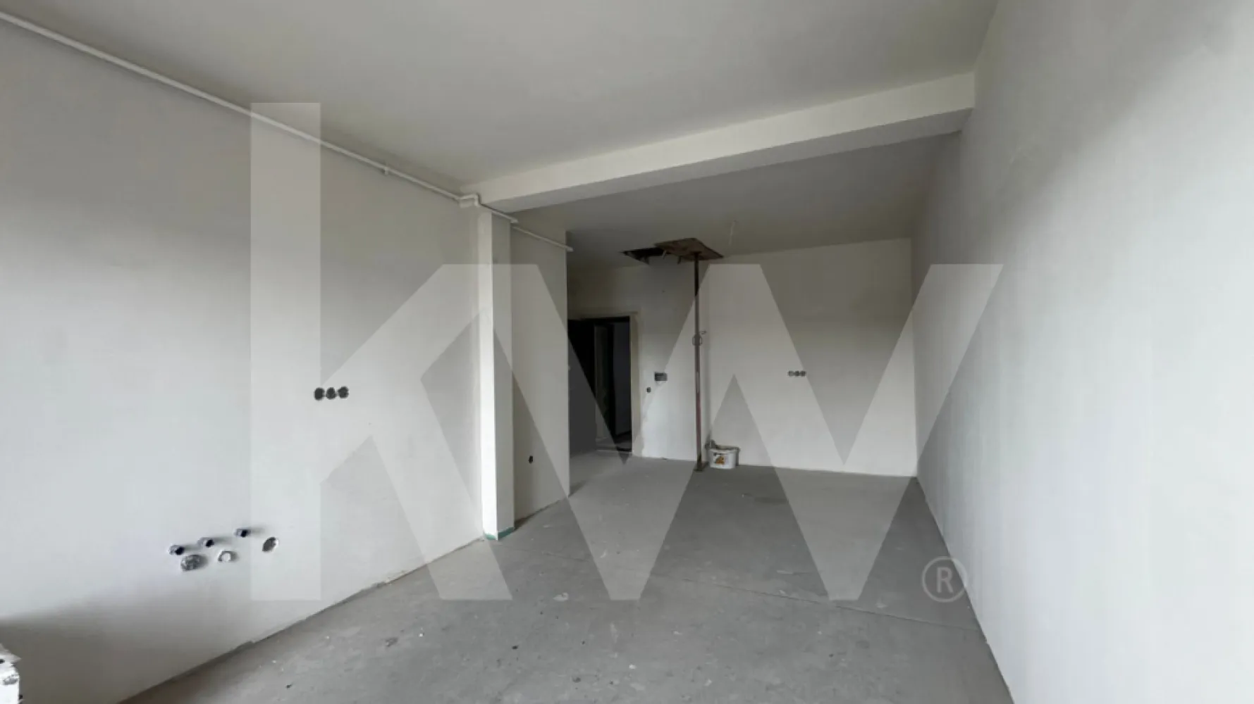 Apartament 2 camere de vanzare, balcon si parcare Schellenberg Sibiu - 
Apartamentul  este o locuinta moderna si echilibrata, gandita pentru cei care apreciaza un spatiu bine structurat intr-un ansamblu rezidential nou din Selimbar.
Cu o suprafață utila de 56,25 mp, apartamentul beneficiaza de o compartimentare functionala, un balcon generos si un loc de parcare dedicat, elemente care ii sporesc valoarea si confortul. Se preda la gri avansat, oferind libertate de personalizare, cu posibilitatea de predare la cheie, pentru o mutare rapida si fara complicatii.
Pozitionarea in ansamblu aduce avantajul unei zone aerisite, acces facil si proximitate fata de puncte de interes, fiind potrivit atat pentru locuire, cat si ca investitie sigura. Constructia este realizata cu materiale de calitate si cu o atentie clara pentru functionalitate si durabilitate.
Apartamentul   reprezinta o solutie eleganta si practica pentru cei care cauta confort, stabilitate si un spatiu cu potential real de a deveni caminul ideal.Apartamentul se preda la cheie.

