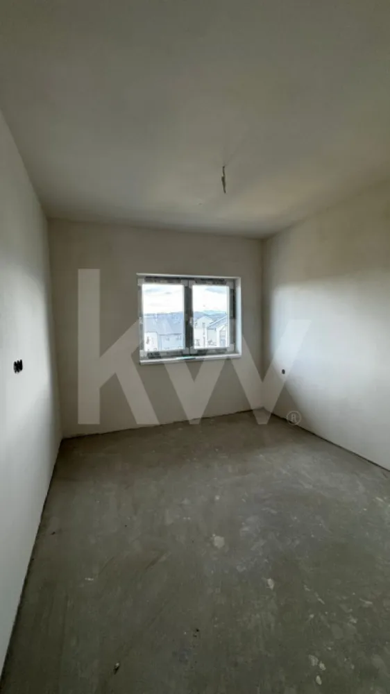 Apartament 2 camere de vanzare, balcon si parcare Schellenberg Sibiu - 
Apartamentul  este o locuinta moderna si echilibrata, gandita pentru cei care apreciaza un spatiu bine structurat intr-un ansamblu rezidential nou din Selimbar.
Cu o suprafață utila de 56,25 mp, apartamentul beneficiaza de o compartimentare functionala, un balcon generos si un loc de parcare dedicat, elemente care ii sporesc valoarea si confortul. Se preda la gri avansat, oferind libertate de personalizare, cu posibilitatea de predare la cheie, pentru o mutare rapida si fara complicatii.
Pozitionarea in ansamblu aduce avantajul unei zone aerisite, acces facil si proximitate fata de puncte de interes, fiind potrivit atat pentru locuire, cat si ca investitie sigura. Constructia este realizata cu materiale de calitate si cu o atentie clara pentru functionalitate si durabilitate.
Apartamentul   reprezinta o solutie eleganta si practica pentru cei care cauta confort, stabilitate si un spatiu cu potential real de a deveni caminul ideal.Apartamentul se preda la cheie.
