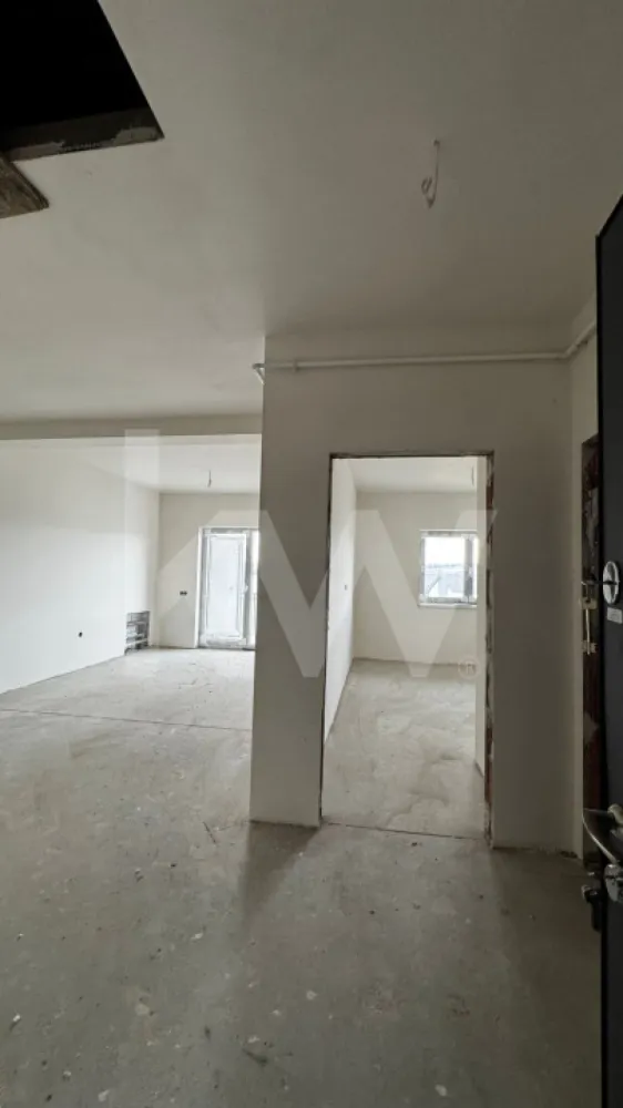 Apartament 2 camere de vanzare, balcon si parcare Schellenberg Sibiu - 
Apartamentul  este o locuinta moderna si echilibrata, gandita pentru cei care apreciaza un spatiu bine structurat intr-un ansamblu rezidential nou din Selimbar.
Cu o suprafață utila de 56,25 mp, apartamentul beneficiaza de o compartimentare functionala, un balcon generos si un loc de parcare dedicat, elemente care ii sporesc valoarea si confortul. Se preda la gri avansat, oferind libertate de personalizare, cu posibilitatea de predare la cheie, pentru o mutare rapida si fara complicatii.
Pozitionarea in ansamblu aduce avantajul unei zone aerisite, acces facil si proximitate fata de puncte de interes, fiind potrivit atat pentru locuire, cat si ca investitie sigura. Constructia este realizata cu materiale de calitate si cu o atentie clara pentru functionalitate si durabilitate.
Apartamentul   reprezinta o solutie eleganta si practica pentru cei care cauta confort, stabilitate si un spatiu cu potential real de a deveni caminul ideal.Apartamentul se preda la cheie.
