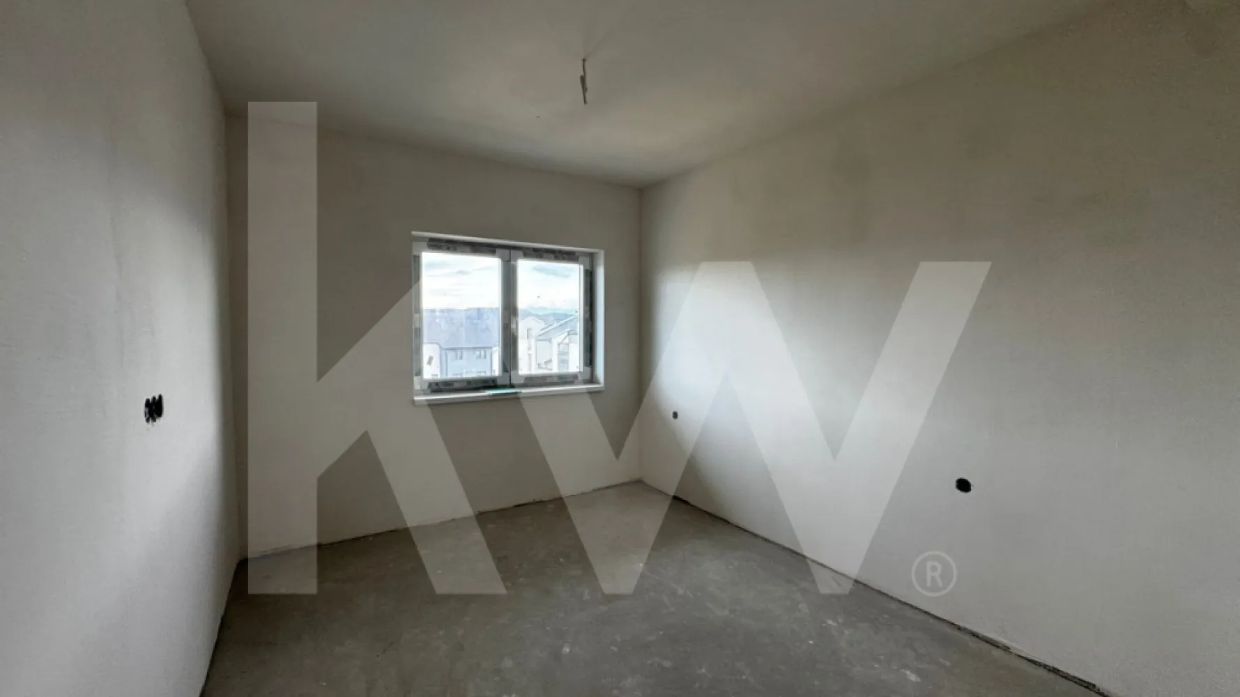 Apartament 2 camere de vanzare, balcon si parcare Schellenberg Sibiu - 
Apartamentul  este o locuinta moderna si echilibrata, gandita pentru cei care apreciaza un spatiu bine structurat intr-un ansamblu rezidential nou din Selimbar.
Cu o suprafață utila de 56,25 mp, apartamentul beneficiaza de o compartimentare functionala, un balcon generos si un loc de parcare dedicat, elemente care ii sporesc valoarea si confortul. Se preda la gri avansat, oferind libertate de personalizare, cu posibilitatea de predare la cheie, pentru o mutare rapida si fara complicatii.
Pozitionarea in ansamblu aduce avantajul unei zone aerisite, acces facil si proximitate fata de puncte de interes, fiind potrivit atat pentru locuire, cat si ca investitie sigura. Constructia este realizata cu materiale de calitate si cu o atentie clara pentru functionalitate si durabilitate.
Apartamentul   reprezinta o solutie eleganta si practica pentru cei care cauta confort, stabilitate si un spatiu cu potential real de a deveni caminul ideal.Apartamentul se preda la cheie.
