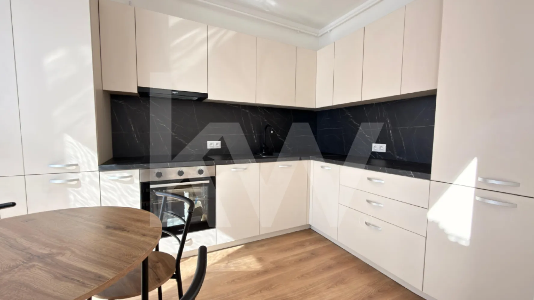 Apartamente de inchiriat cu 2 camere -  Apartamente de închiriat – Zona de Vest a Sibiului
Dacă îți dorești un apartament modern, într-o zonă liniștită și bine conectată a orașului, aceste locuințe pot fi alegerea potrivită.
Punem la dispoziție apartamente cu suprafețe cuprinse între 37 mp și 106 mp, potrivite atât pentru persoane singure, cât și pentru familii.
4 modele diferite de apartamente
Fiecare cu compartimentări bine gândite și spații confortabile.
 Etaje disponibile:
Parter
Etajul 1
Etajul 2
Dotări:
apartamente mobilate și utilate complet
bucătărie echipată
spații luminoase și funcționale
loc de parcare inclus
Prețuri începând de la 400 euro pe  lună, în funcție de suprafață și compartimentare.
Localizare: Zona de Vest a Sibiului – cu acces rapid către oraș, magazine și principalele puncte de interes.
Pentru detalii sau programarea unei vizionări: