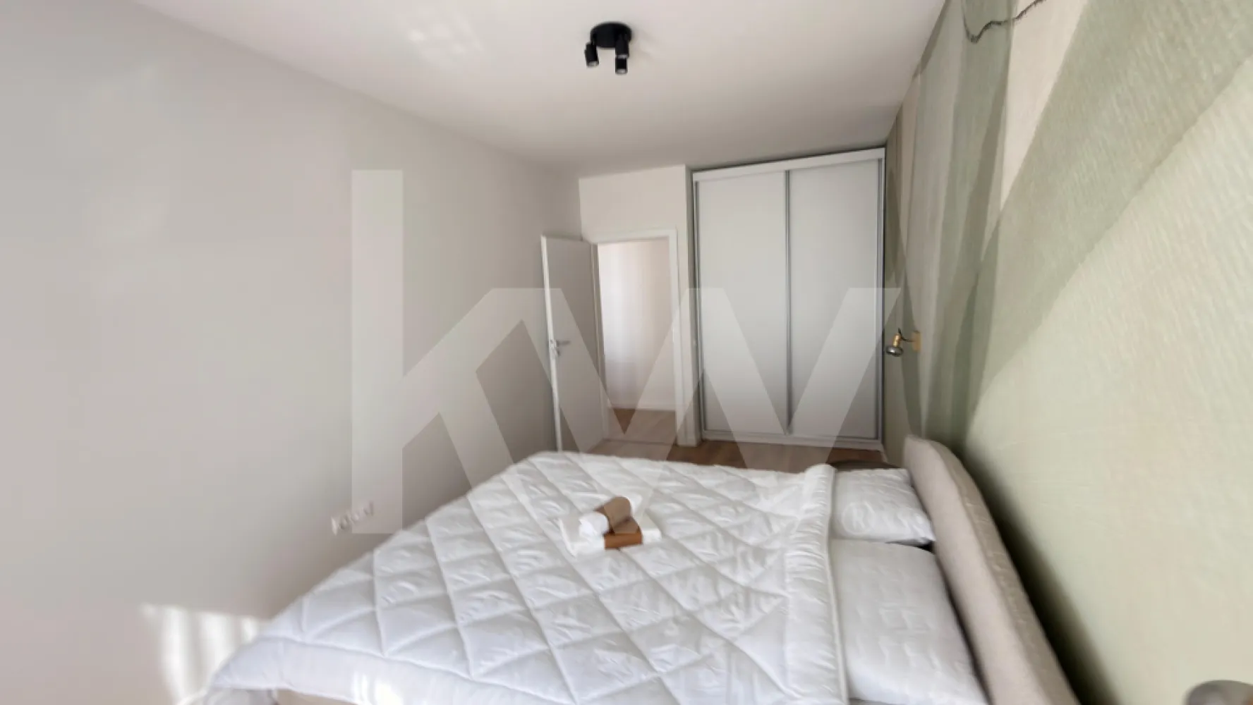Apartamente de inchiriat cu 2 camere -  Apartamente de închiriat – Zona de Vest a Sibiului
Dacă îți dorești un apartament modern, într-o zonă liniștită și bine conectată a orașului, aceste locuințe pot fi alegerea potrivită.
Punem la dispoziție apartamente cu suprafețe cuprinse între 37 mp și 106 mp, potrivite atât pentru persoane singure, cât și pentru familii.
4 modele diferite de apartamente
Fiecare cu compartimentări bine gândite și spații confortabile.
 Etaje disponibile:
Parter
Etajul 1
Etajul 2
Dotări:
apartamente mobilate și utilate complet
bucătărie echipată
spații luminoase și funcționale
loc de parcare inclus
Prețuri începând de la 400 euro pe  lună, în funcție de suprafață și compartimentare.
Localizare: Zona de Vest a Sibiului – cu acces rapid către oraș, magazine și principalele puncte de interes.
Pentru detalii sau programarea unei vizionări: