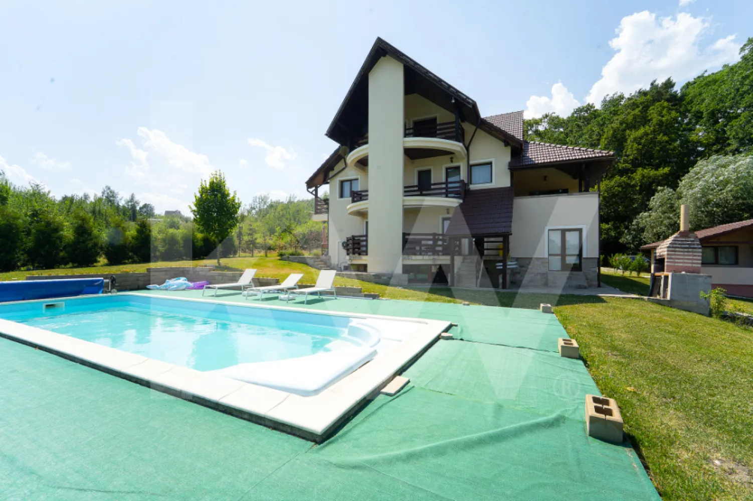 Vila exclusivista cu piscina si panorama de vis Cisnadioara - Vila Exclusivistă din Cisnădioara – Refugiul Tău de Vis în Inima Naturii!

Descoperă un colț de rai amplasat în mijlocul pădurilor transilvănene, într-una dintre cele mai căutate zone din județul Sibiu – Cisnădioara. Această proprietate unică redefinește luxul și confortul într-un cadru natural spectaculos, ideal pentru relaxare, retreat-uri sau investiții turistice de top.

 Detalii impresionante:
• Teren generos: 2.772 mp de libertate pură și peisaj de poveste
• Vila: 8 camere spațioase + 8 băi moderne, concepute pentru intimitate și confort
• Bucatarie la subsol, CT, spatii de depozitare.
• Piscină exterioară cu vedere spre munți și pădure
• Jacuzzi interior, perfect pentru zilele reci de iarnă
• Saună privată pentru clipe de răsfăț desăvârșit
• Crama tradițională – perfectă pentru seri cu vin și povești
• Zonă de grătar & terase largi pentru socializare în aer liber

Locație de vis:
Situată într-o zonă liniștită, dar extrem de bine conectată, vila oferă acces rapid către puncte de interes turistic, trasee montane, obiective istorice și gastronomia autentică specifică zonei Mărginimii Sibiului.

De la drumeții în peisaje spectaculoase, până la degustări de bucate locale și vinuri nobile, fiecare zi aici e o experiență care îți încântă simțurile.

Contactează-mă pentru detalii sau o vizionare!
Proprietăți ca aceasta sunt rare. Sufletul Transilvaniei, cu rafinamentul vremurilor moderne – gata să devină al tău.

Vila se poate achizitiona impreuna cu 4 casute si teren aferent de 2000 mp cu un pret suplimentar in valoare de 345.000 euro
https://kw.immoflux.ro/publicproperty/P10375