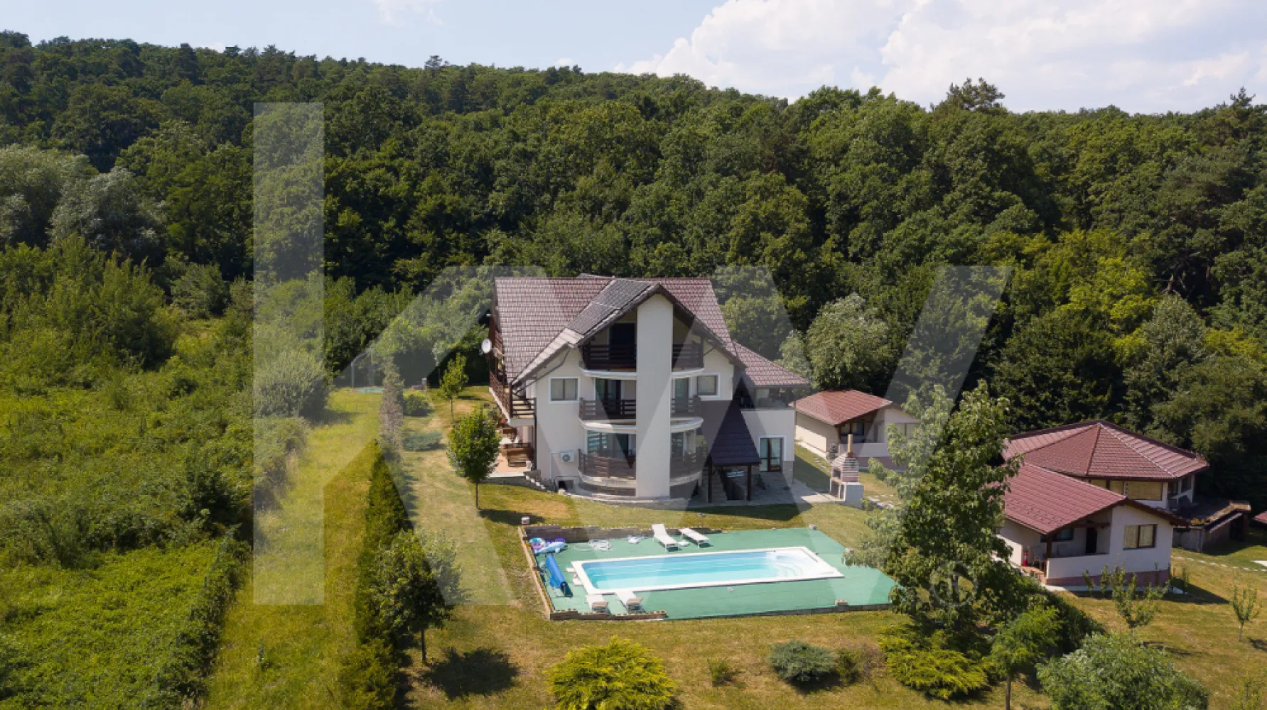 Vila exclusivista cu piscina si panorama de vis Cisnadioara - Vila Exclusivistă din Cisnădioara – Refugiul Tău de Vis în Inima Naturii!

Descoperă un colț de rai amplasat în mijlocul pădurilor transilvănene, într-una dintre cele mai căutate zone din județul Sibiu – Cisnădioara. Această proprietate unică redefinește luxul și confortul într-un cadru natural spectaculos, ideal pentru relaxare, retreat-uri sau investiții turistice de top.

 Detalii impresionante:
• Teren generos: 2.772 mp de libertate pură și peisaj de poveste
• Vila: 8 camere spațioase + 8 băi moderne, concepute pentru intimitate și confort
• Bucatarie la subsol, CT, spatii de depozitare.
• Piscină exterioară cu vedere spre munți și pădure
• Jacuzzi interior, perfect pentru zilele reci de iarnă
• Saună privată pentru clipe de răsfăț desăvârșit
• Crama tradițională – perfectă pentru seri cu vin și povești
• Zonă de grătar & terase largi pentru socializare în aer liber

Locație de vis:
Situată într-o zonă liniștită, dar extrem de bine conectată, vila oferă acces rapid către puncte de interes turistic, trasee montane, obiective istorice și gastronomia autentică specifică zonei Mărginimii Sibiului.

De la drumeții în peisaje spectaculoase, până la degustări de bucate locale și vinuri nobile, fiecare zi aici e o experiență care îți încântă simțurile.

Contactează-mă pentru detalii sau o vizionare!
Proprietăți ca aceasta sunt rare. Sufletul Transilvaniei, cu rafinamentul vremurilor moderne – gata să devină al tău.

Vila se poate achizitiona impreuna cu 4 casute si teren aferent de 2000 mp cu un pret suplimentar in valoare de 345.000 euro
https://kw.immoflux.ro/publicproperty/P10375